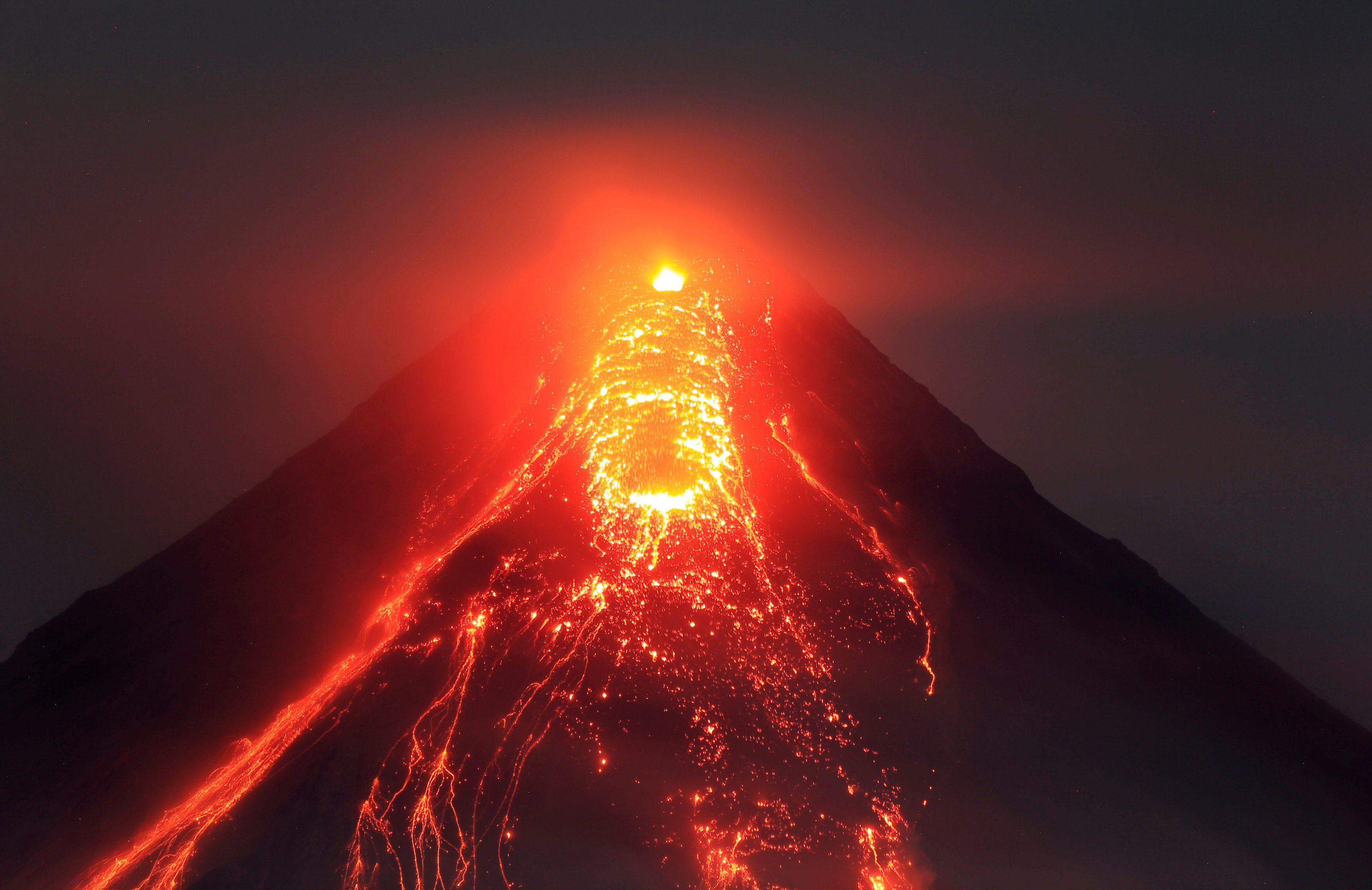 Lava teče iz kratera vulkana Mount Mayon
