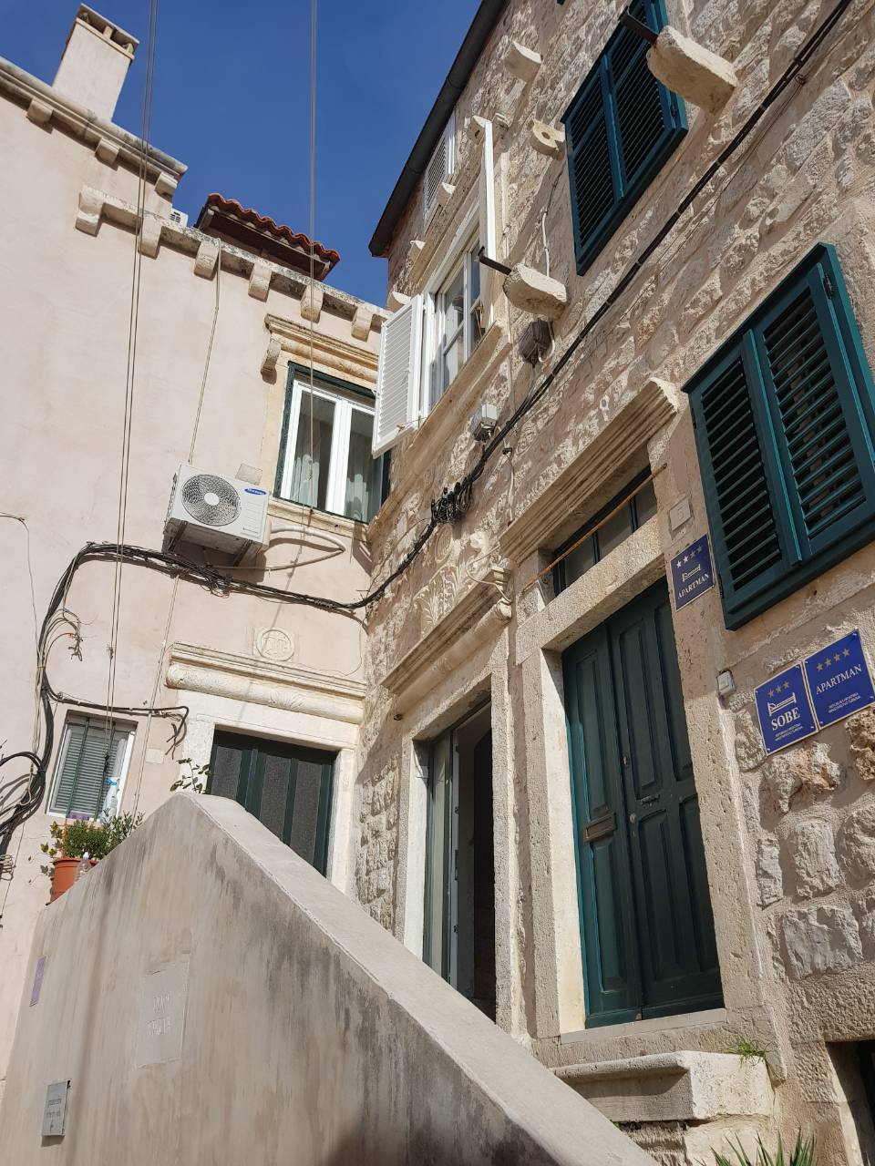 Pogled na prozor stana u kojem je pronađena mrtva Dubrovkinja