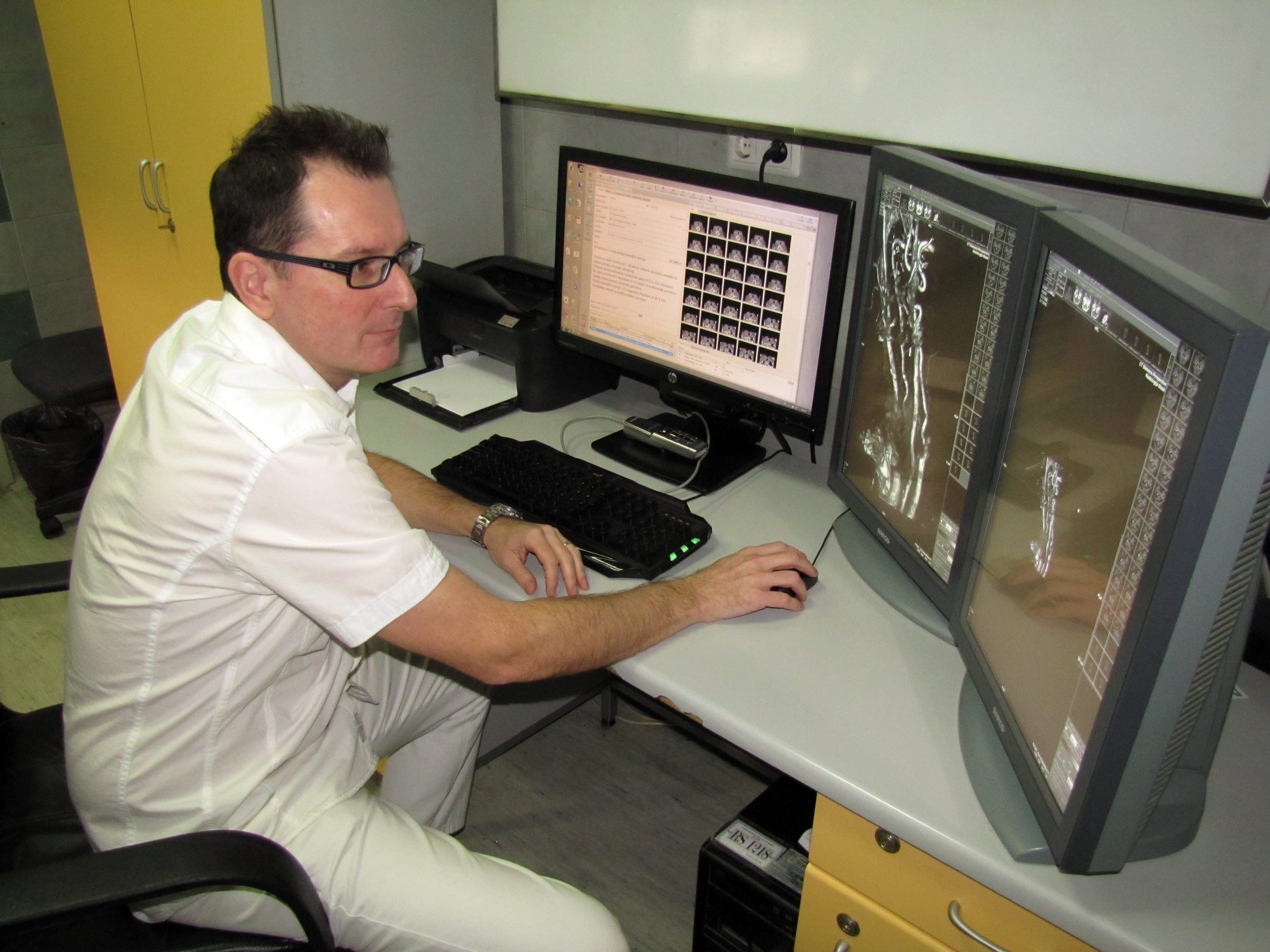 Na fotografiji: dr.Dejan Čanak na radnom mjestu