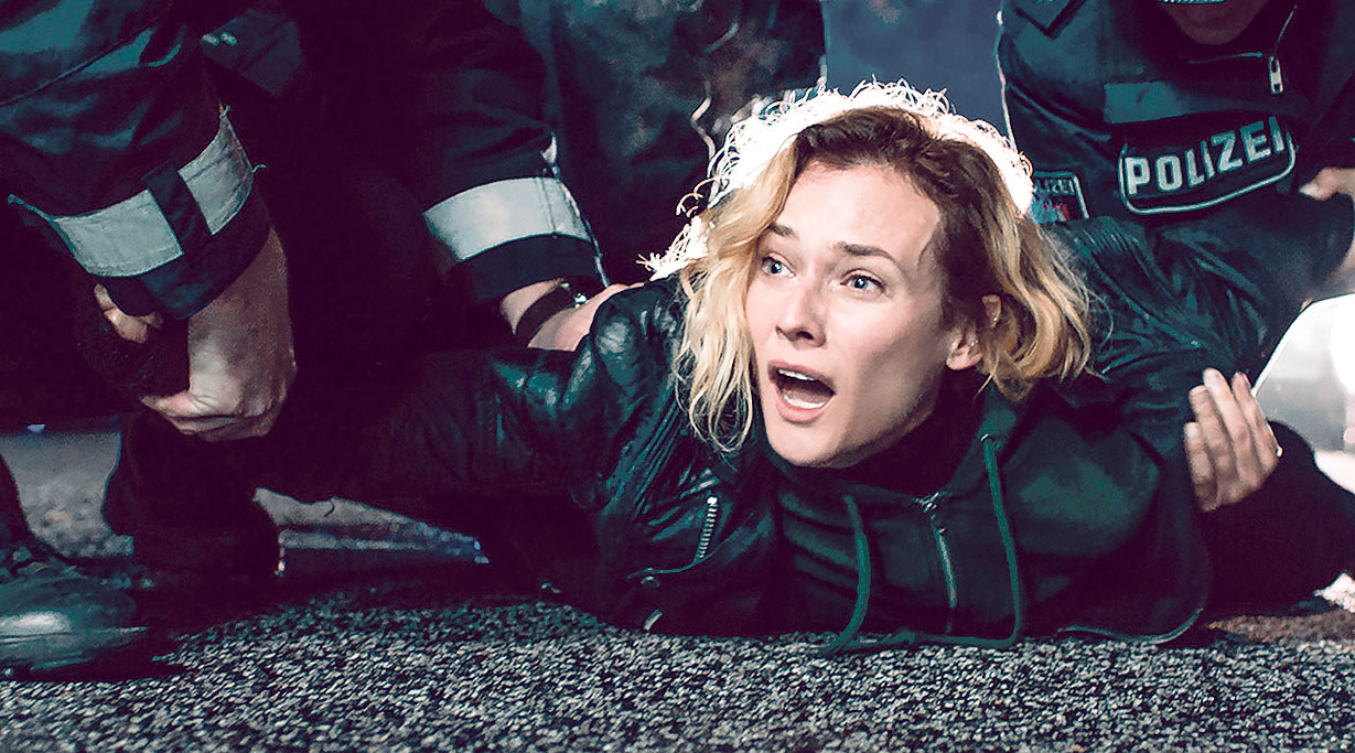 Katja (Diane Kruger), Njemica s pustopašnom prošlošću, koja je udata za Nurija, Turčina koji je i sam imao problema sa zakonom, ali se rehabilitirao i vodi turističku agenciju