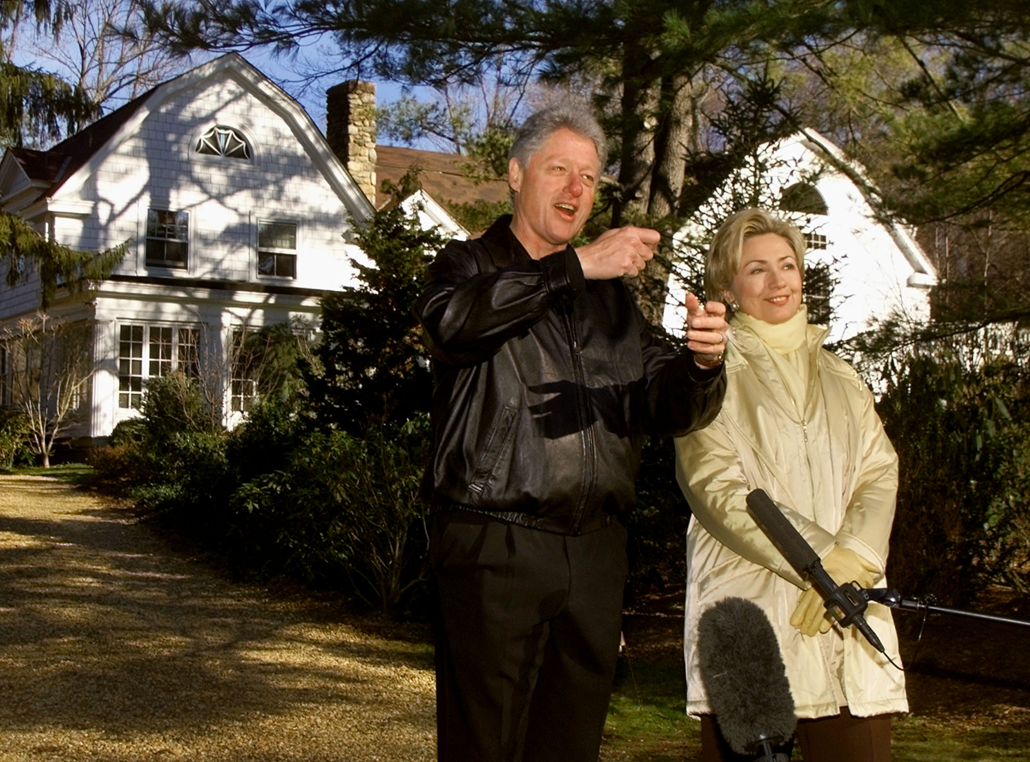 Clintonovi ispred kuće u Chappaqui