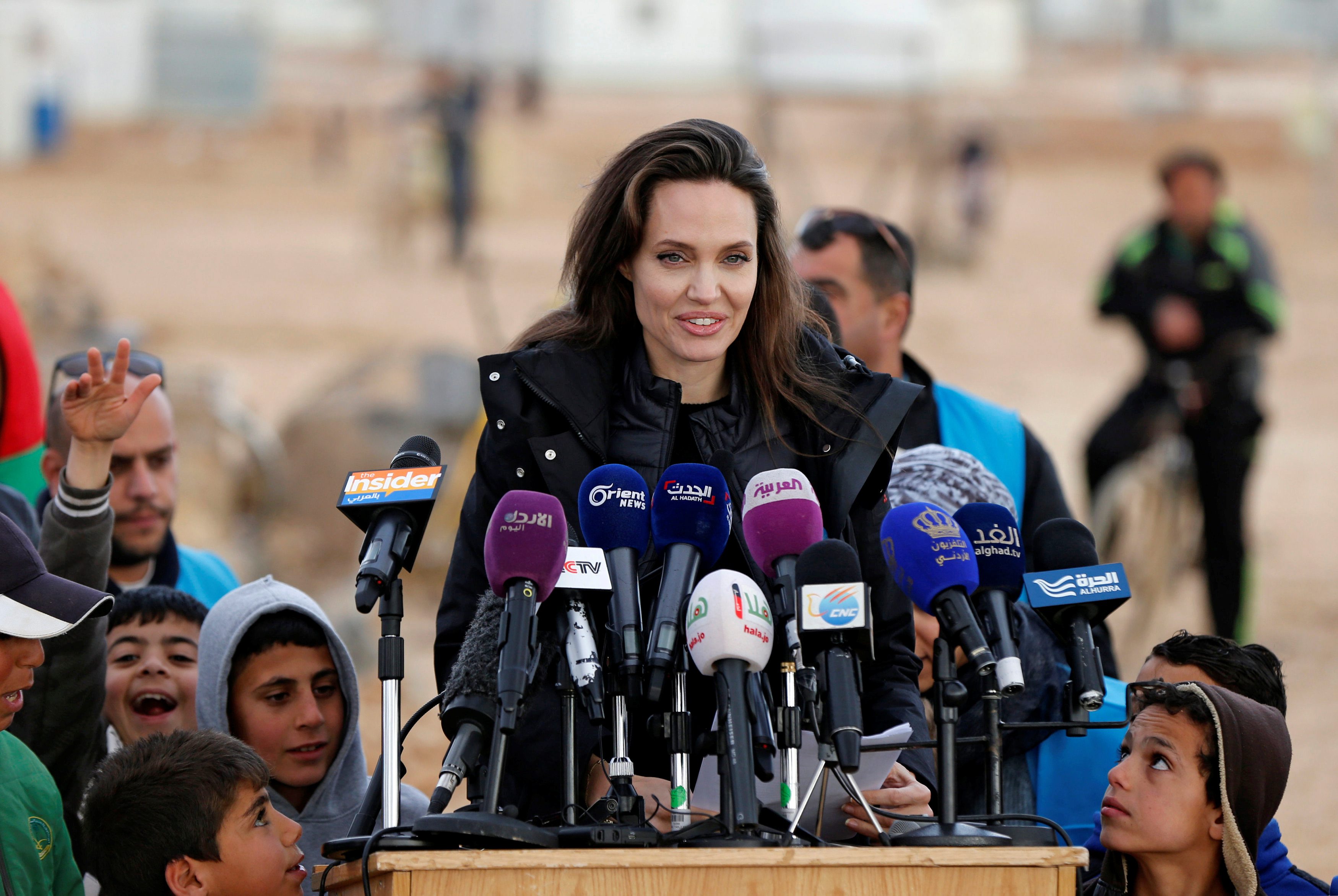 2018-01-28T152029Z_1952239393_RC1E787C81E0_RTRMADP_3_MIDEAST-CRISIS-JORDAN-JOLIE