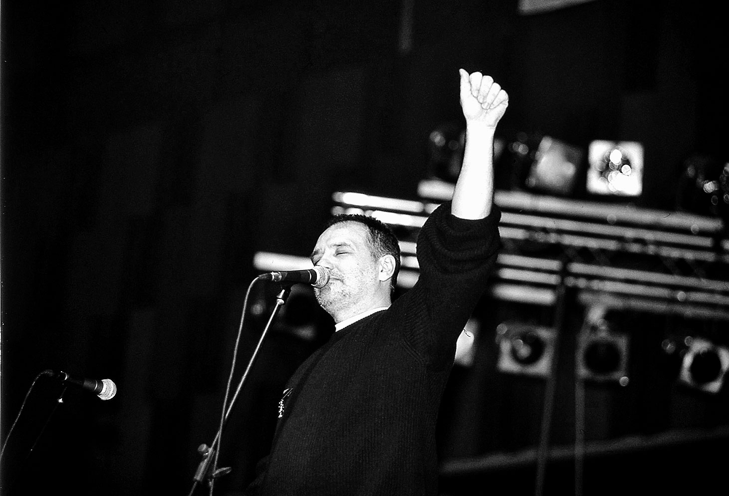 Ovo je fotografija s tog koncerta u Skenderiji, prvog ili drugog, sedmog ili osmog veljače, to se precizno ne zna. Ispred njega je četrnaest tisuća ljudi. Ali kakvih ljudi. Bilo je važno stati pred njih.