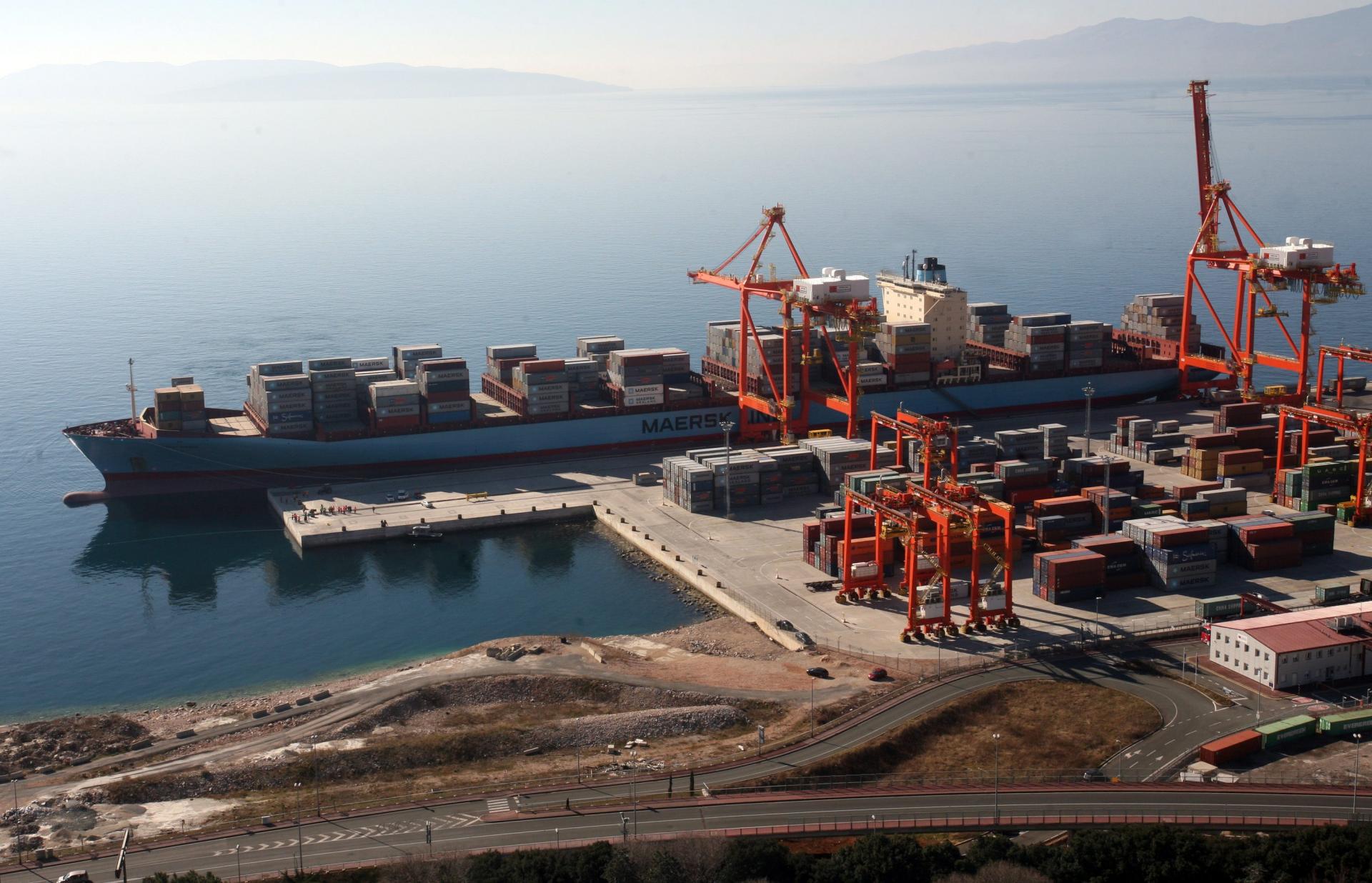 Rijeka, 200215. Na kontejnerski terminal Brajdica stigao je brod Gerda Maersk (duljine 367 metara), najveci kontejnerski brod u povijesti rijecke luke. U tvrtki Jadranska vrata (AGCT - Adriatic Gate Container Terminal) odrzana je press konferencija povodom predstavljanja novog tjednog servisa koji ce povezivati Rijeku sa lukama Dalekog istoka. Na fotografiji: brod Gerda Maersk na kontejnerskom terminalu Brajdica Foto: Tea Cimas/CROPIX