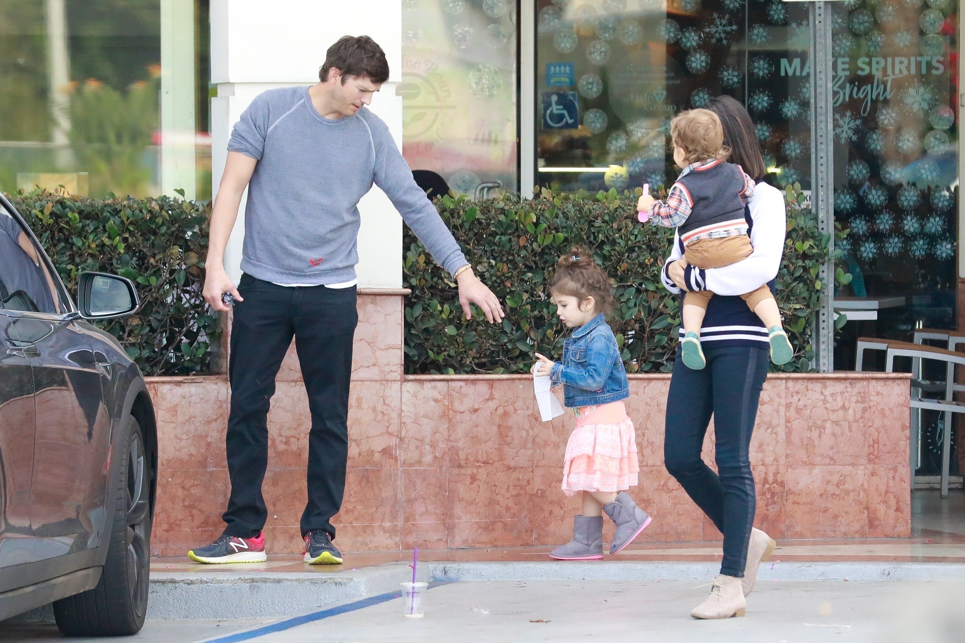 Ashton Kutcher i Mila Kunis s djecom