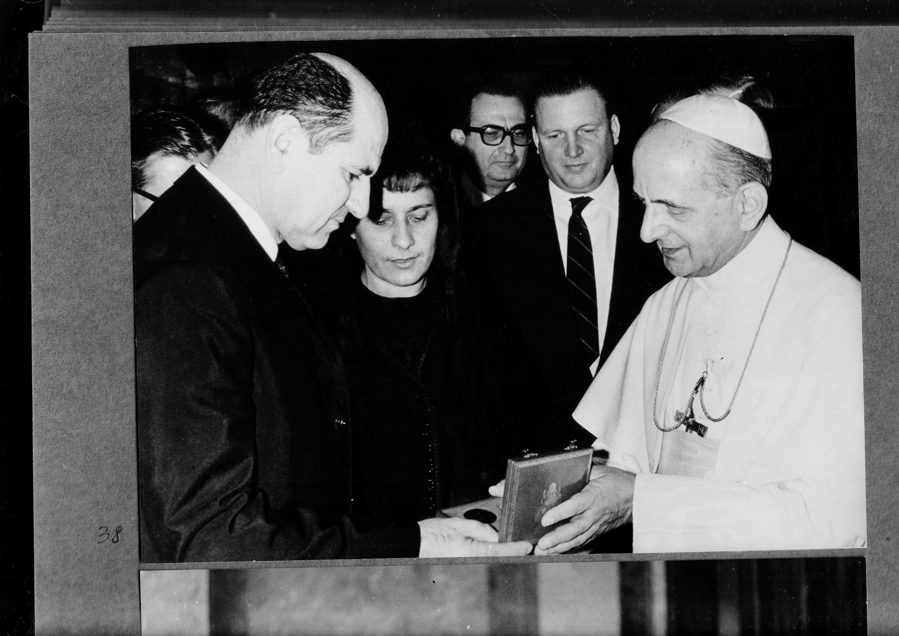 Mika Špiljak i papa Pavao VI. snimljeni tijekom susreta u Vatikanu 10. siječnja 1968. godine. Papa je na kraju sastanka jugoslavensku delegaciju ispratio riječima:“Živjela Jugoslavija!” 