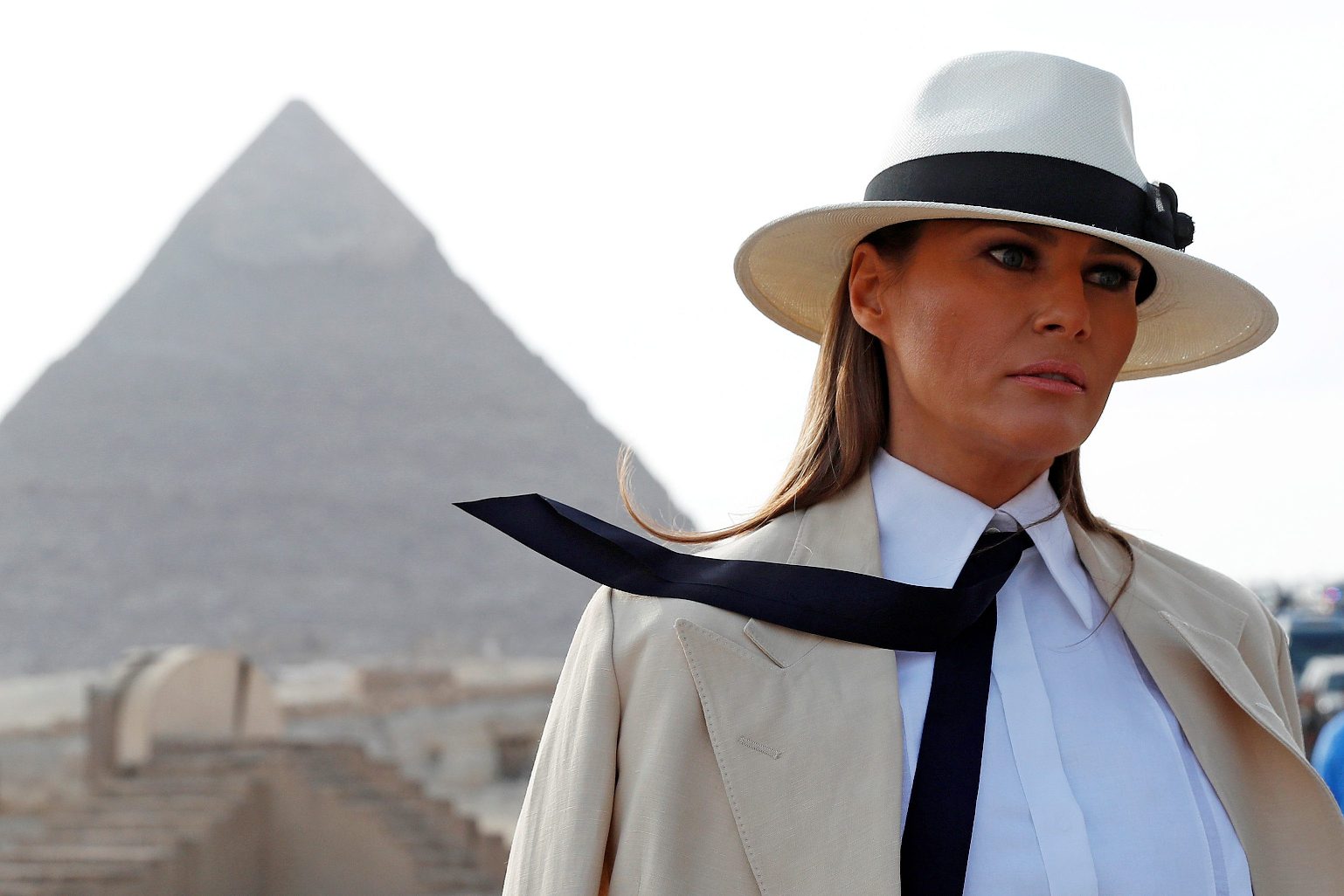 2018-10-06T205643Z_1448973101_RC1F1D690180_RTRMADP_3_USA-TRUMP-MELANIA-EGYPT