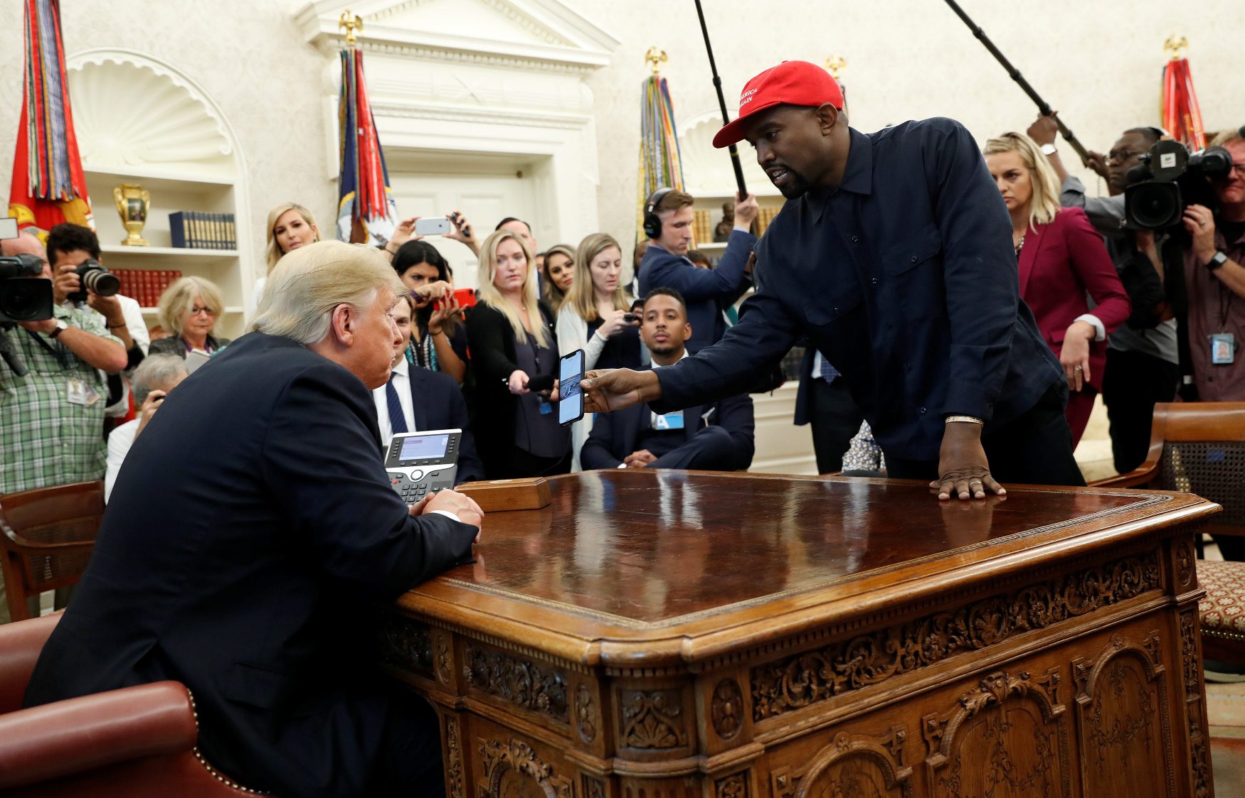2018-10-11T171013Z_102124489_RC1F014889C0_RTRMADP_3_USA-TRUMP-KANYE