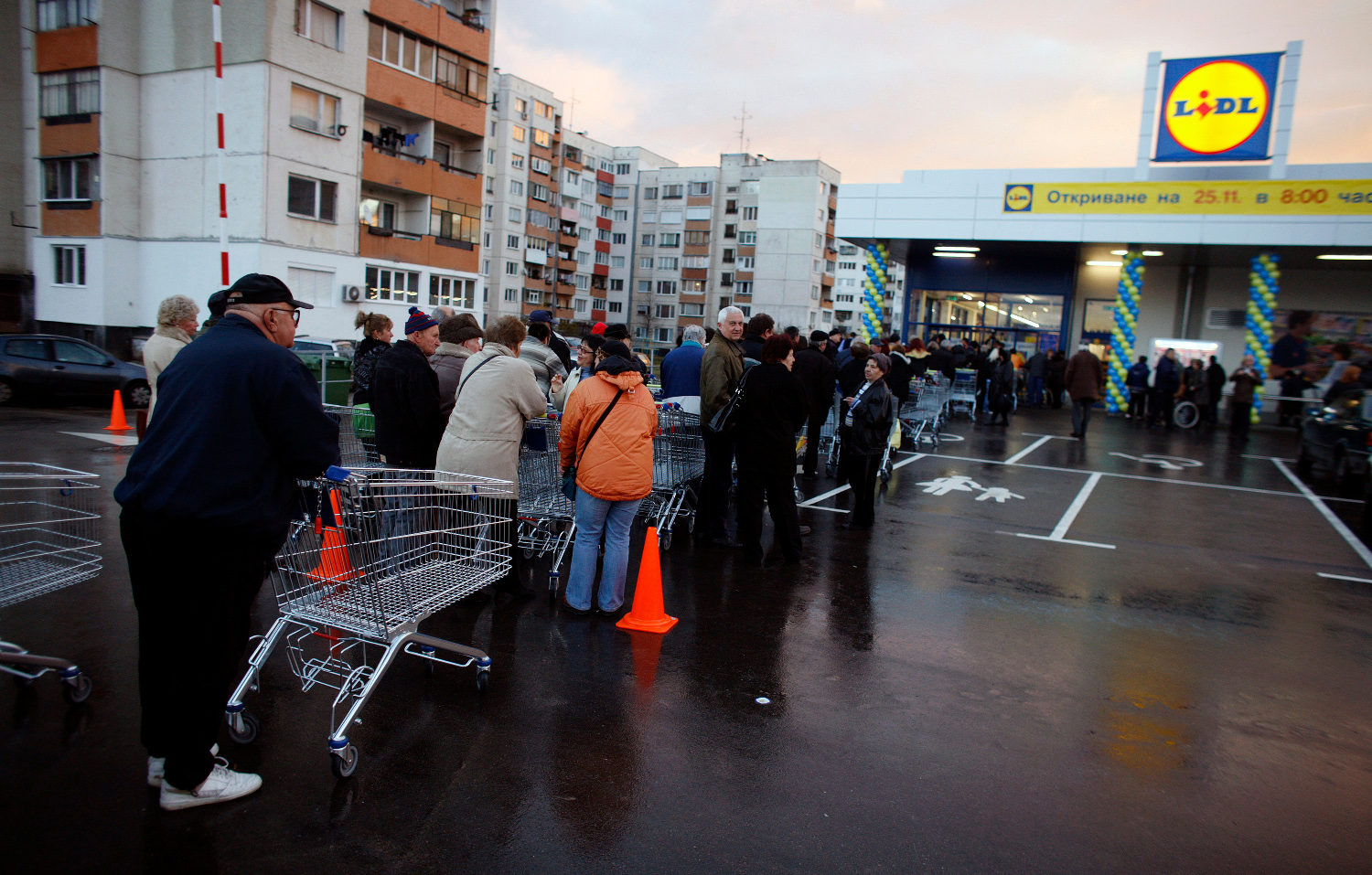 Arhivska forografija: red kupaca ispred Lidla u Sofiji, Bugarska