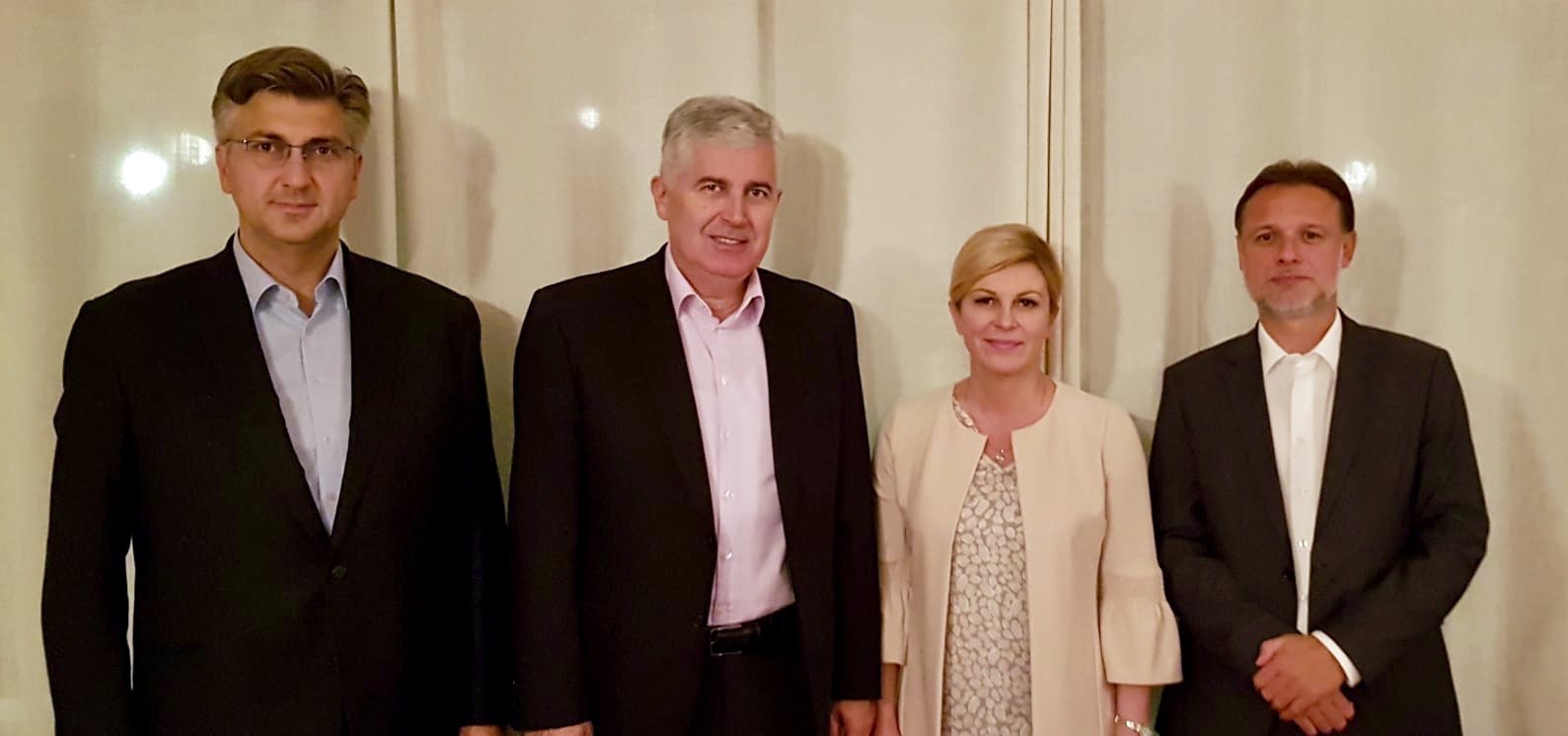 DpXxMhIXgAAKeYP.jpg large