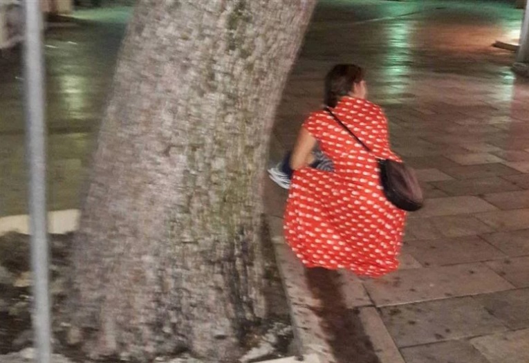 Gospođa je ispred fast fooda La Strada u Makarskoj skinula dijete, uzela ga u naručje, i stavila ga da obavi veliku nuždu na šetnici.