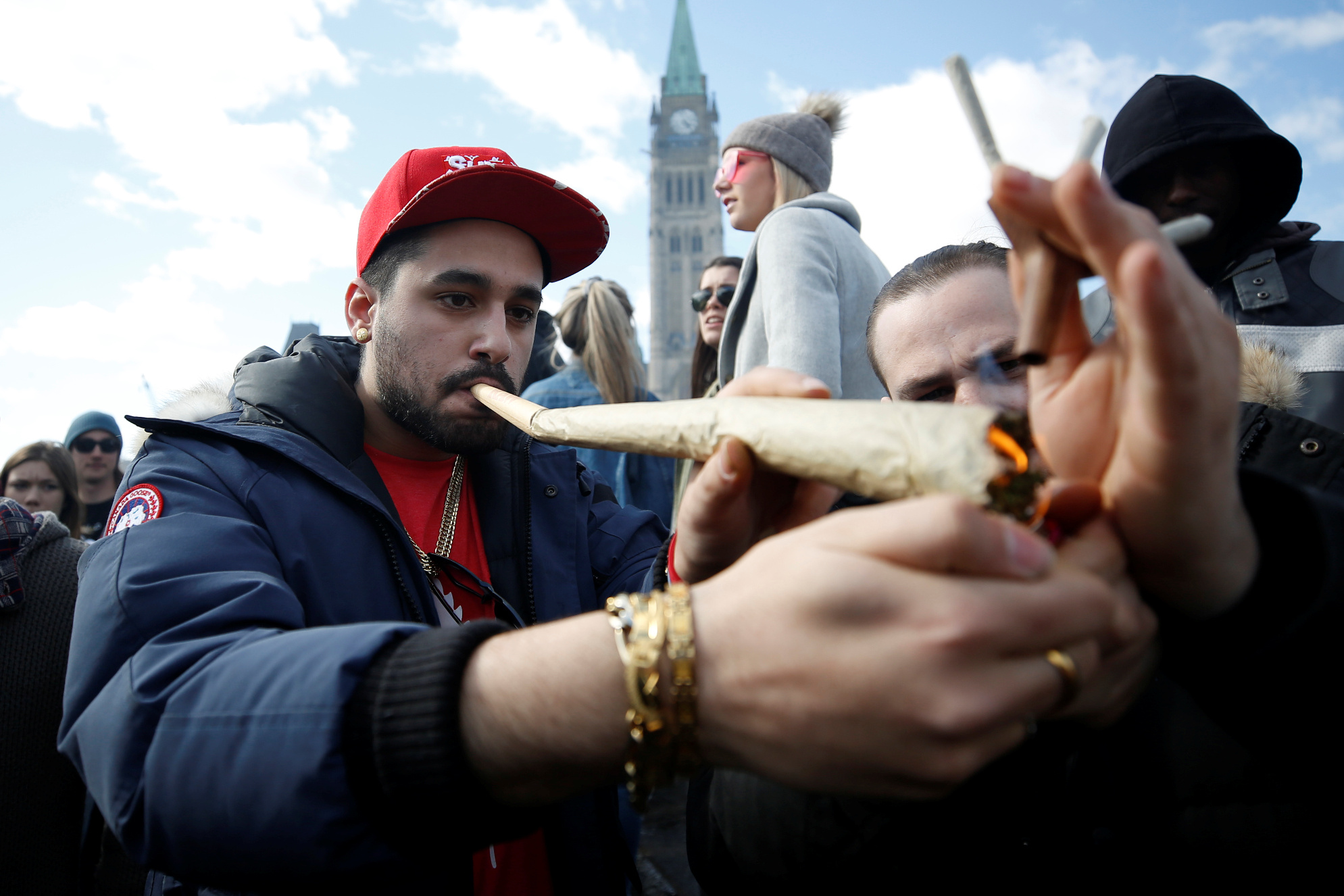 Muškarac pali džoint tijekom skupa povodom 20. travnja
