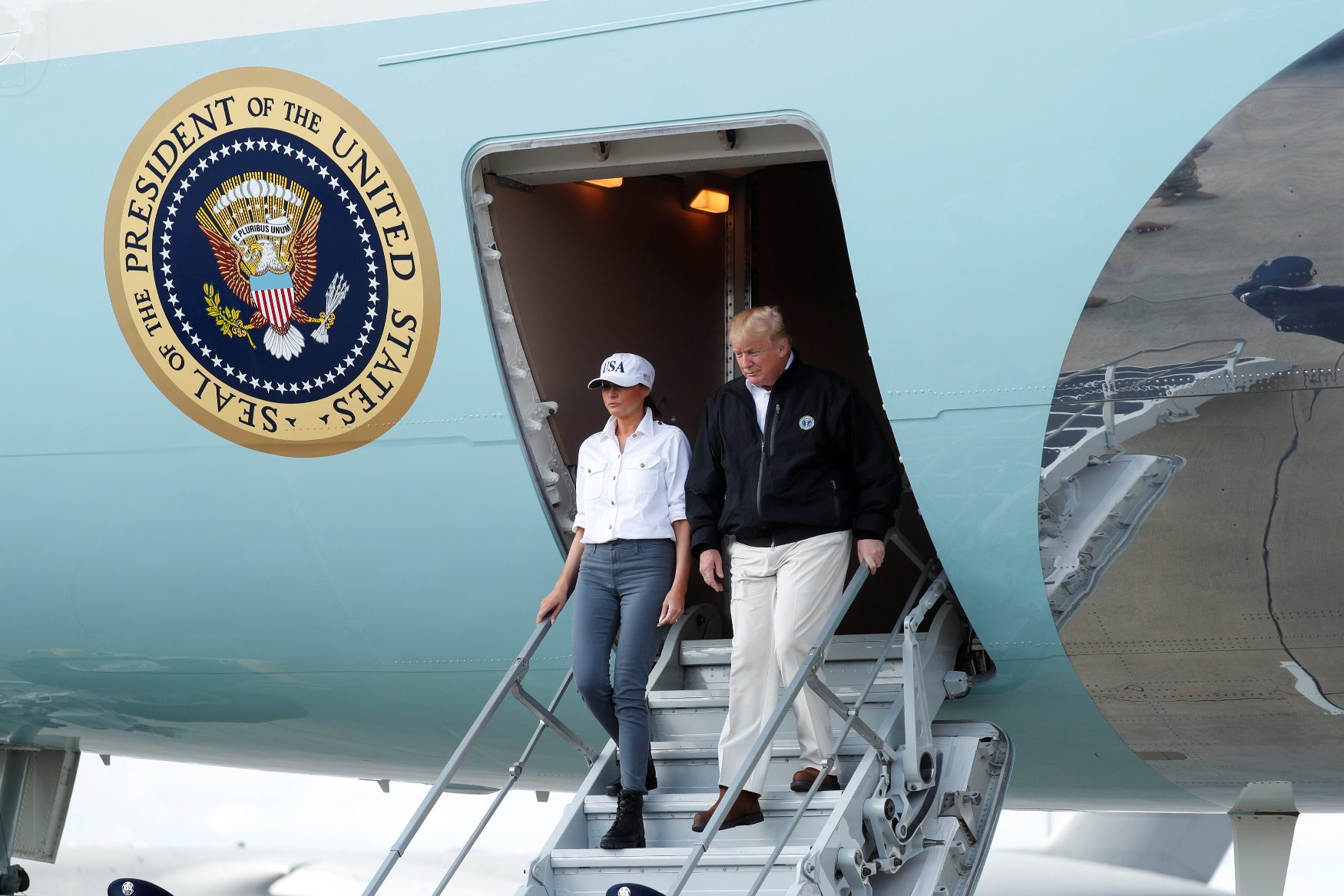 2018-10-15T200930Z_1813331362_RC190A84EE20_RTRMADP_3_STORM-MICHAEL-TRUMP