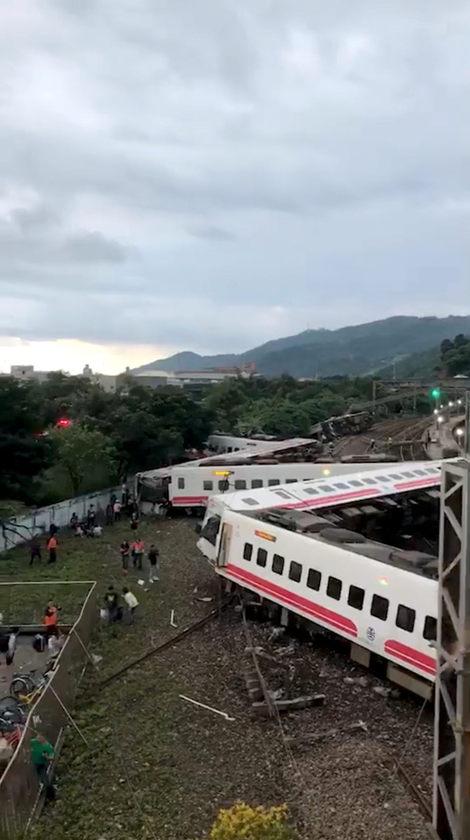 2018-10-21T110044Z_825847363_RC184449E170_RTRMADP_3_TAIWAN-ACCIDENT-TRAIN