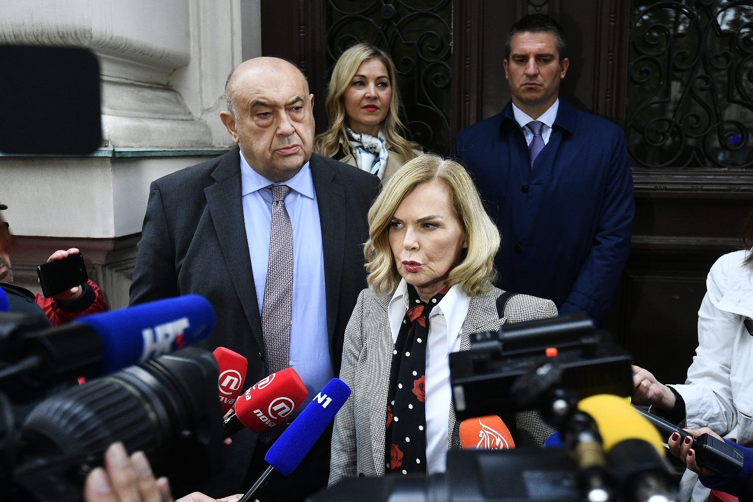 odvjetnici Čedo Prodanović i Jadranka Sloković daju izjavu za medije
