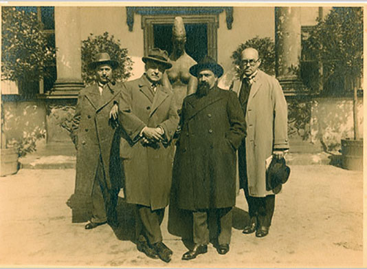 Meštrović, jugoslavenski veleposlanik, Prvislav Grisogono, kiparev brat Petar i novinar Stanislav Mágr na izložbi u Pragu