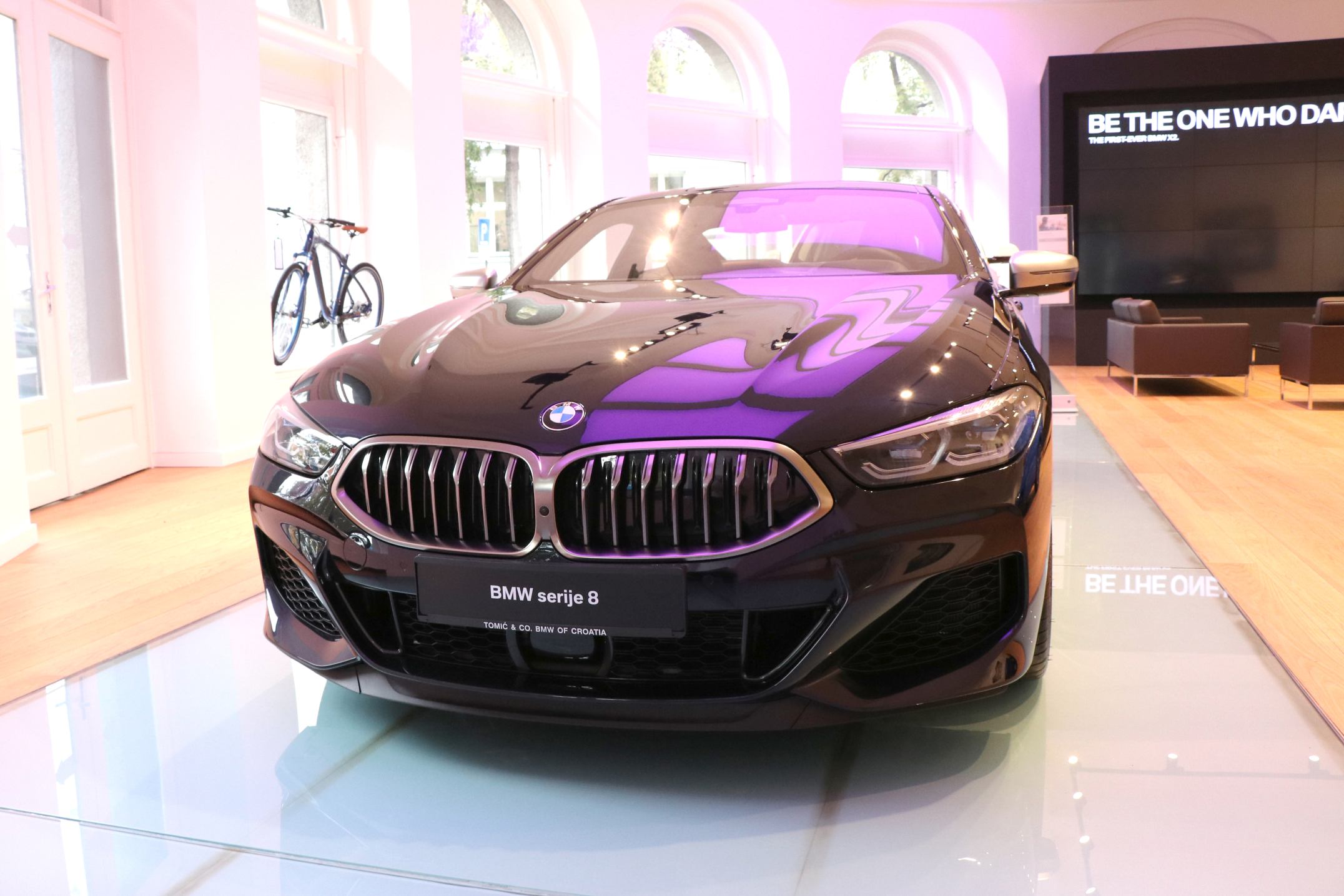 1. BMW serije 8 Coupé u Carbon black boji