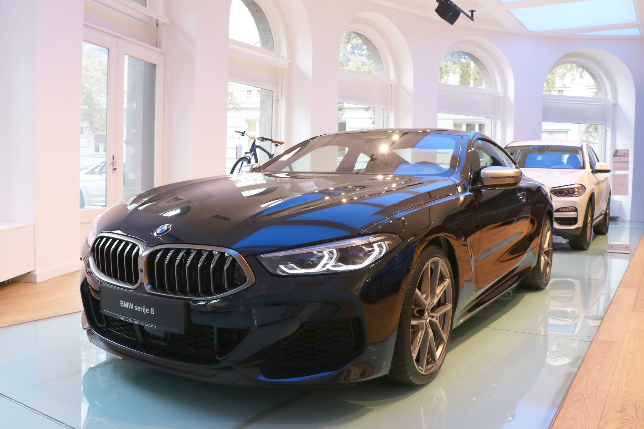2. BMW serije 8 Coupé u Carbon black boji