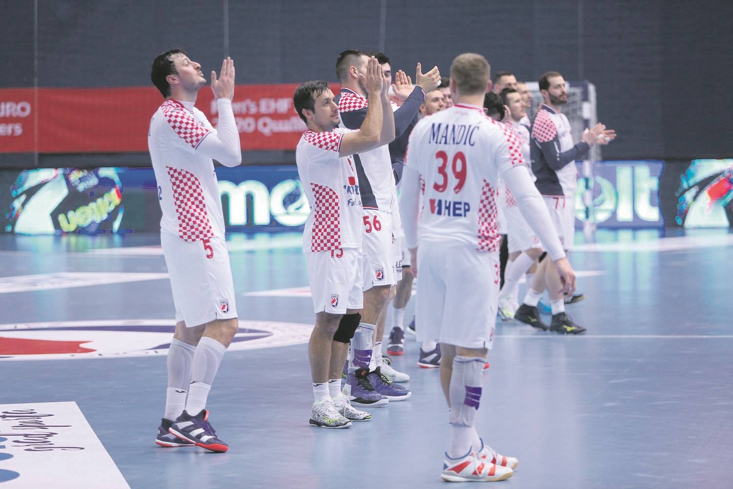 slavlje igraca Hrvatske nakon pobjede nad Svicarcima.