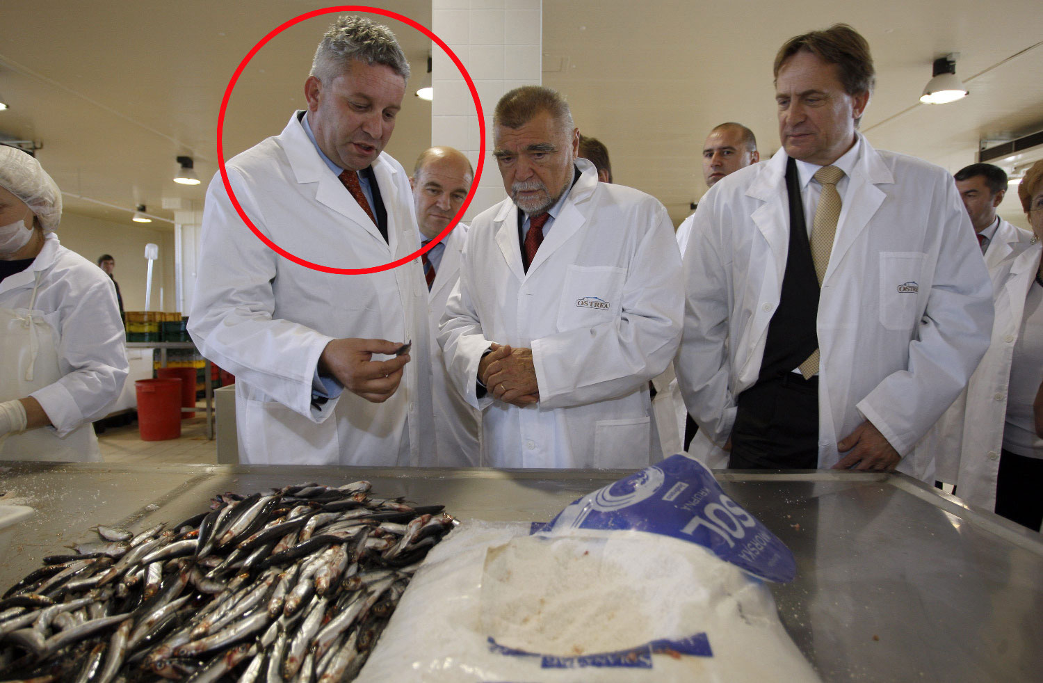 Direktor Ostree iz Stankovaca, jedne od najvećih hrvatskih riboprerađivačkih tvrtki, Neven Badurina (u krugu), Stjepan Mesić i Božidar Kalmeta