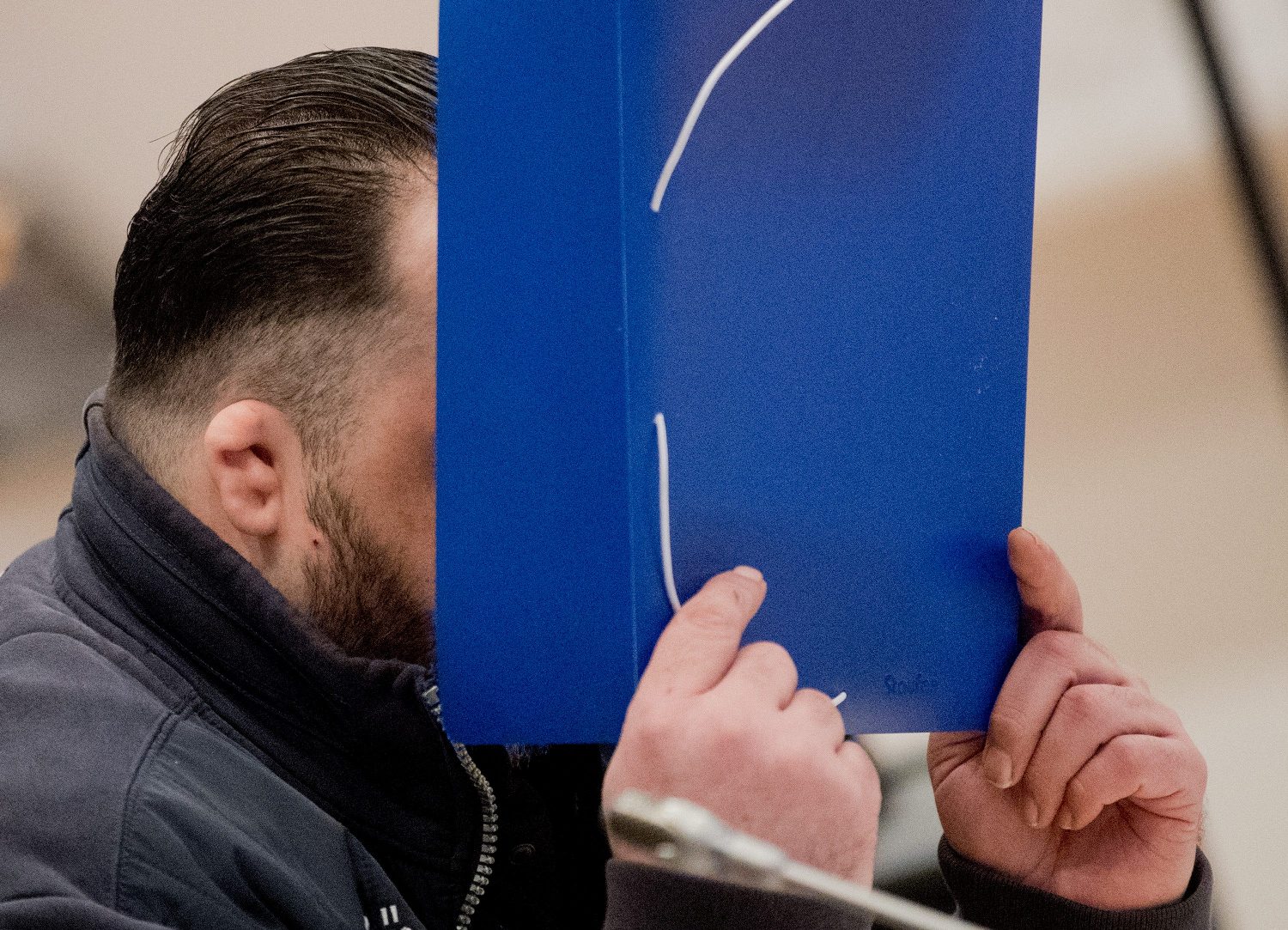 Niels Hoegel skriva lice u sudnici