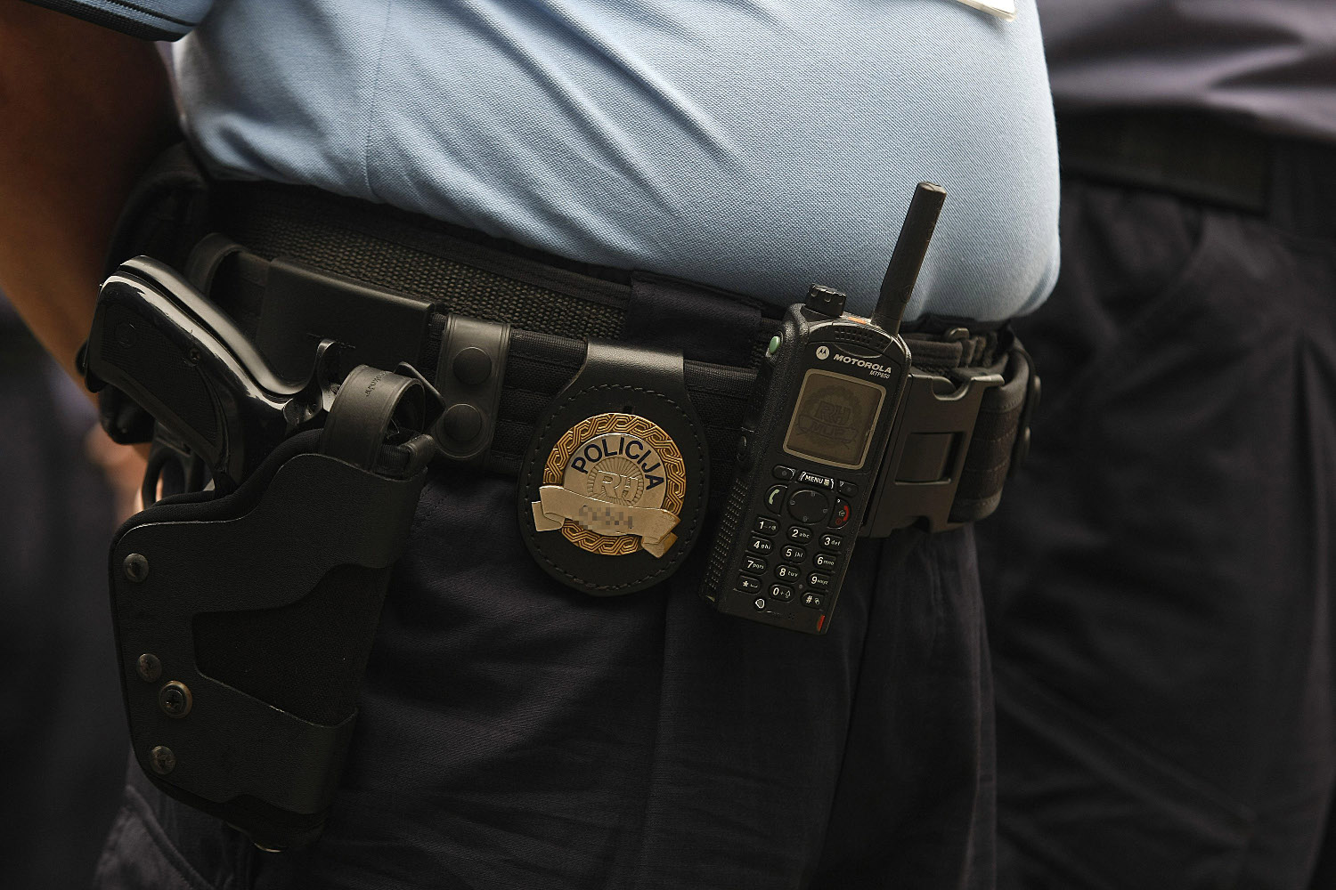 policajac s pištoljem