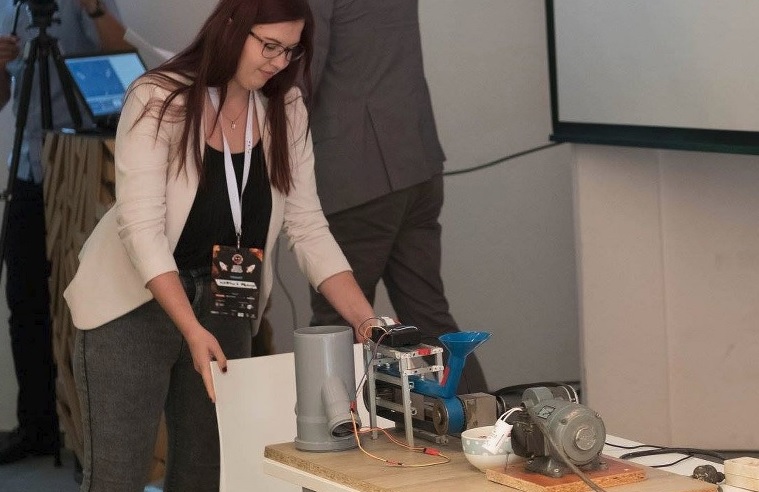 Martina Franjo sa svojim strojem za odvajanje ‘žita od kukolja’