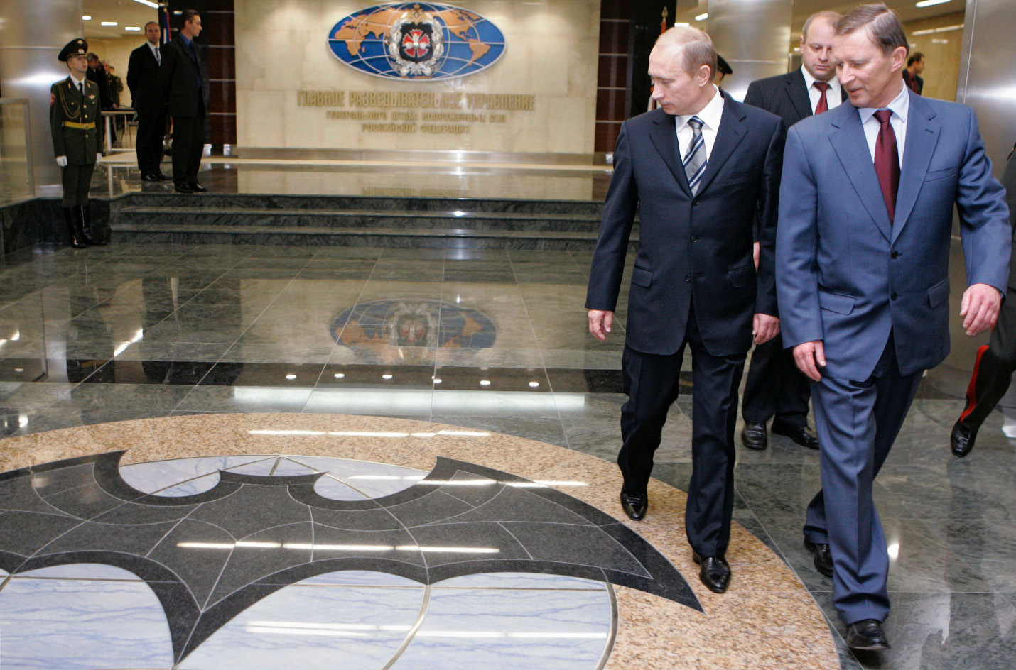 Vladimir Putin i Sergej Ivanov prilikom posjete nove GRU-ove zgrade u Moskvi 2006. godine