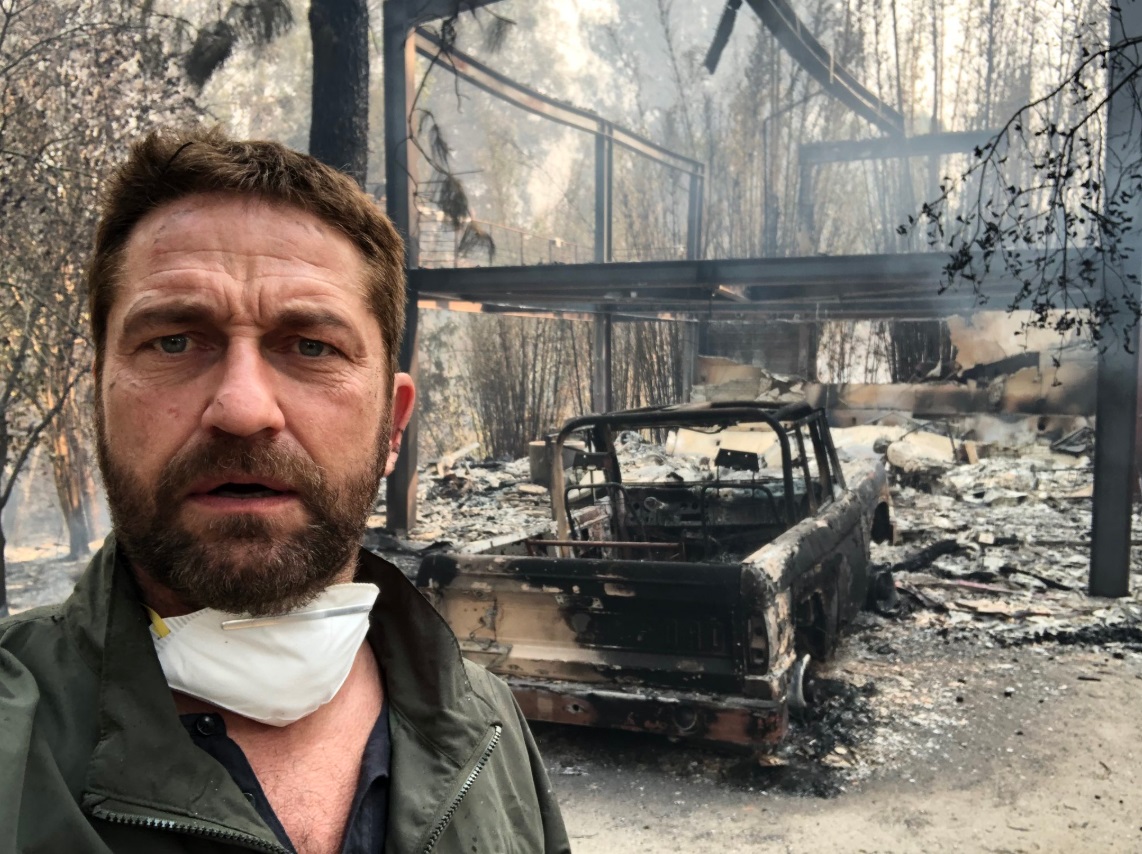 Glumac Gerard Butler na Twitteru podijelio fotografiju pred zgarištem svoje kuće.