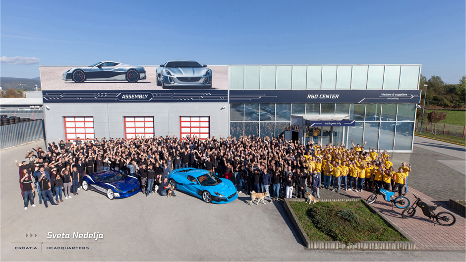 Zaposlenici tvrtke Rimac Automobili ispred sjedišta kompanije u Svetoj Nedelji
