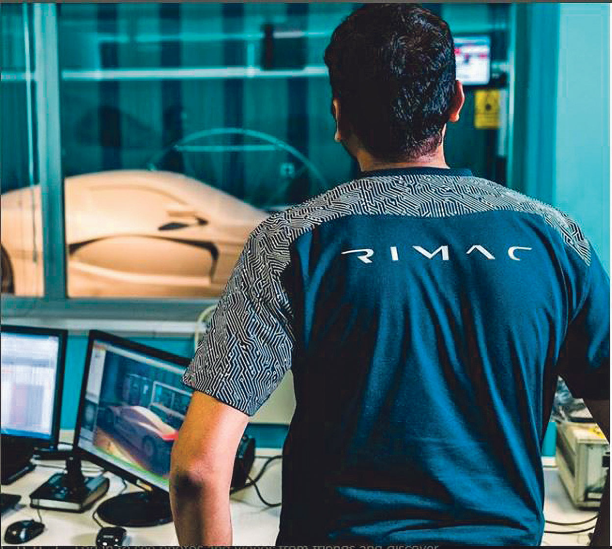 Rimcu trebaju takvi crnpurasti ljudi jer tako izgledaju obrazovani i marljivi stručnjaci za električne aute, leteće tanjure i robote