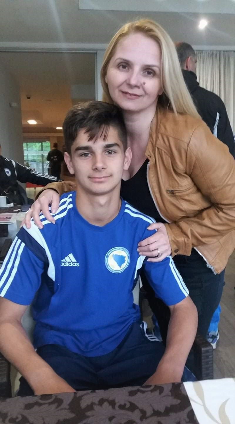 Veliki nogometni talent Ajdin Hasić (na fotogradiji s majkom) naprasno je napustio Dinamo