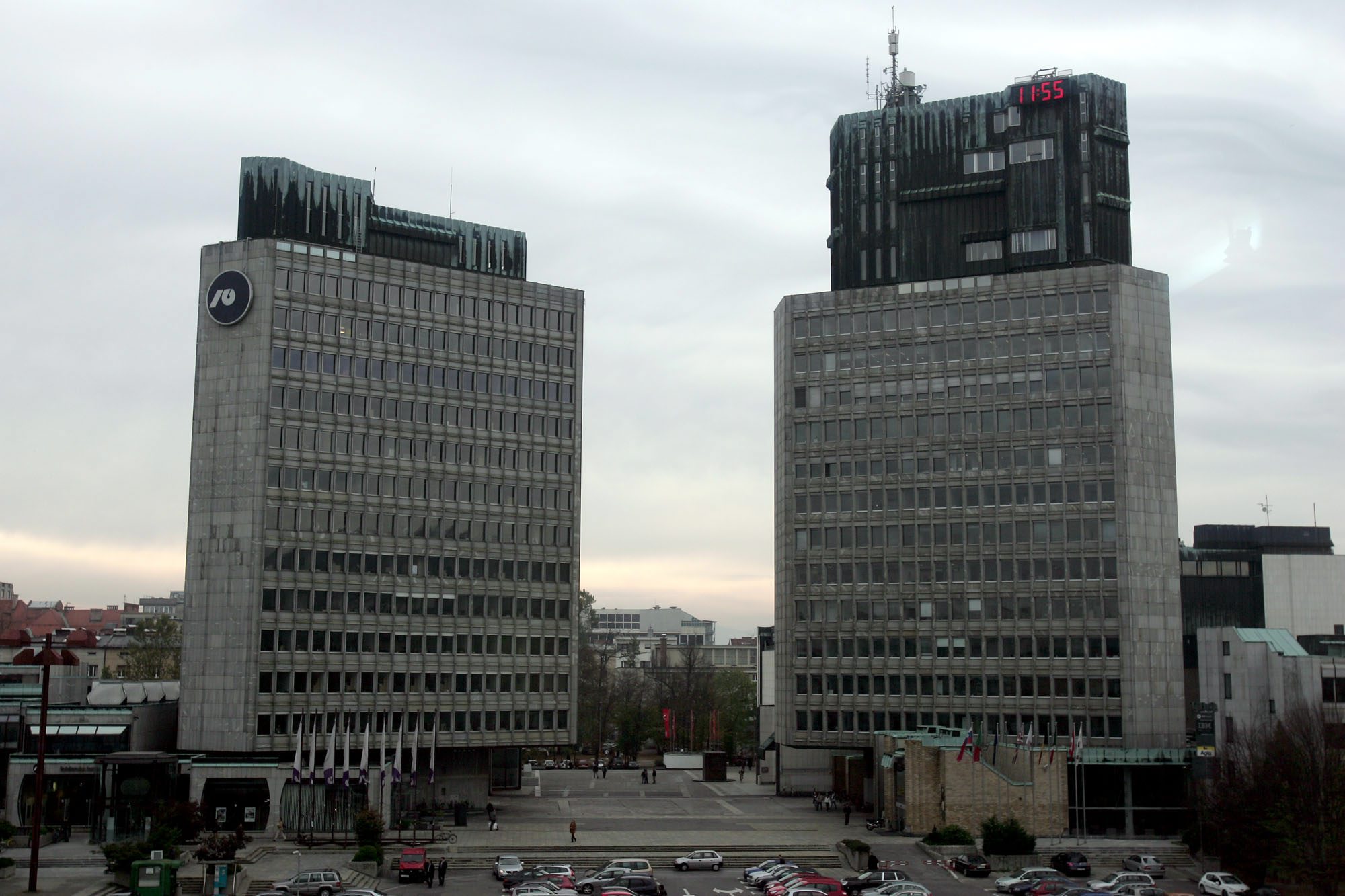 Arhivska fotografija: Zgrada NLB-a u Ljubljani (lijevo)