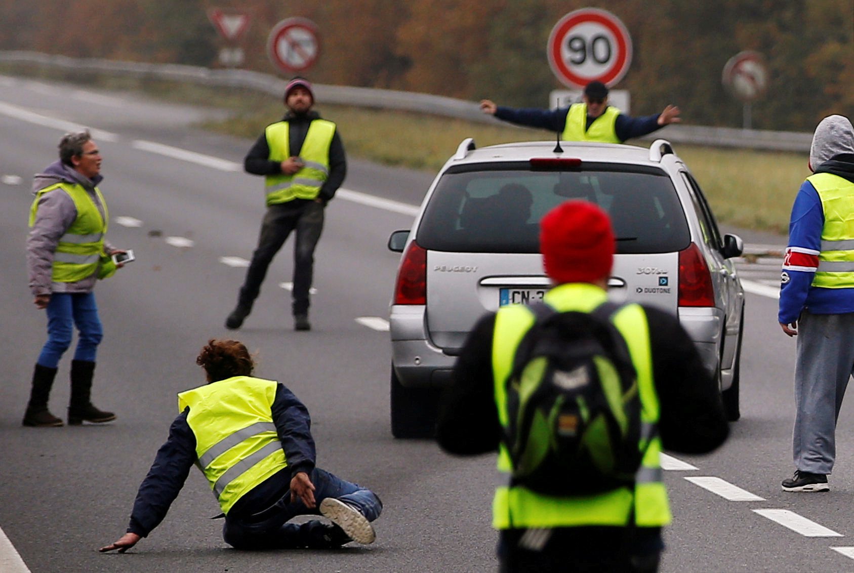 2018-11-17T134651Z_1207165660_RC165303C9D0_RTRMADP_3_FRANCE-POLITICS-FUEL-BLOCKADES