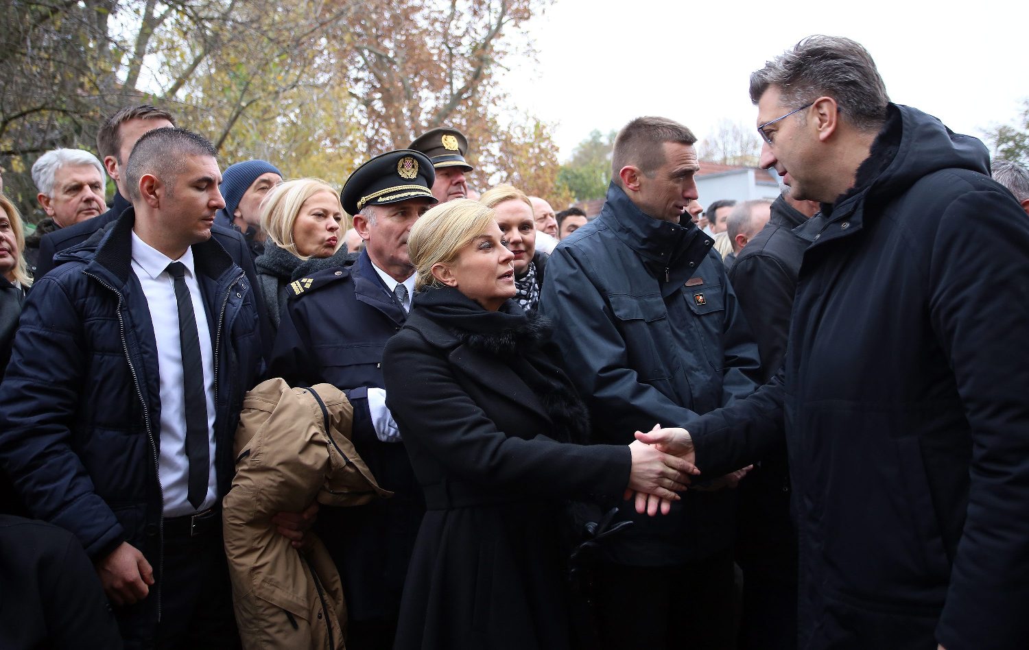 Predsjednica Kolinda Grabar-Kitarović, premijer Andrej Plenković; između njih je Ivan Penava, gradonačelnik Vukovara