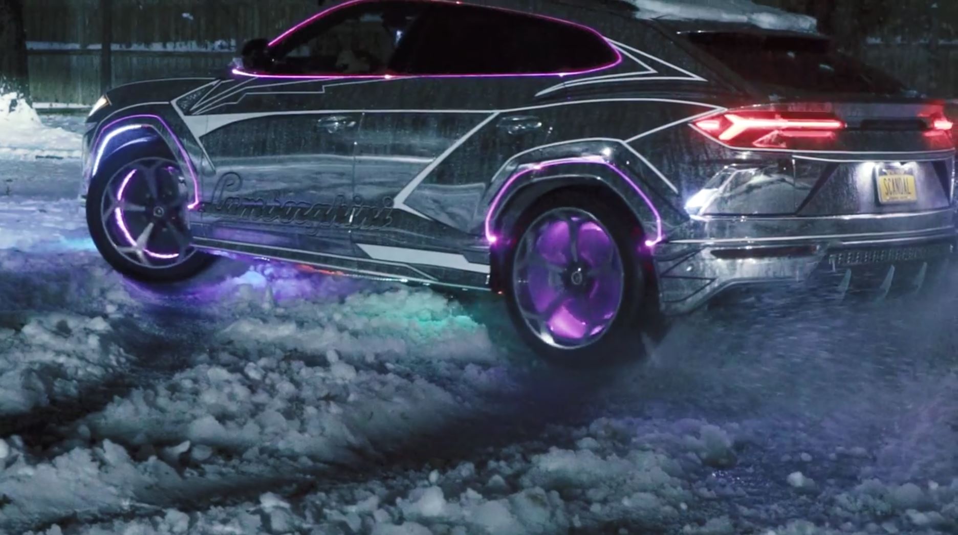 chrome-lamborghini-urus-does-snow-drift-looks-amusing_3