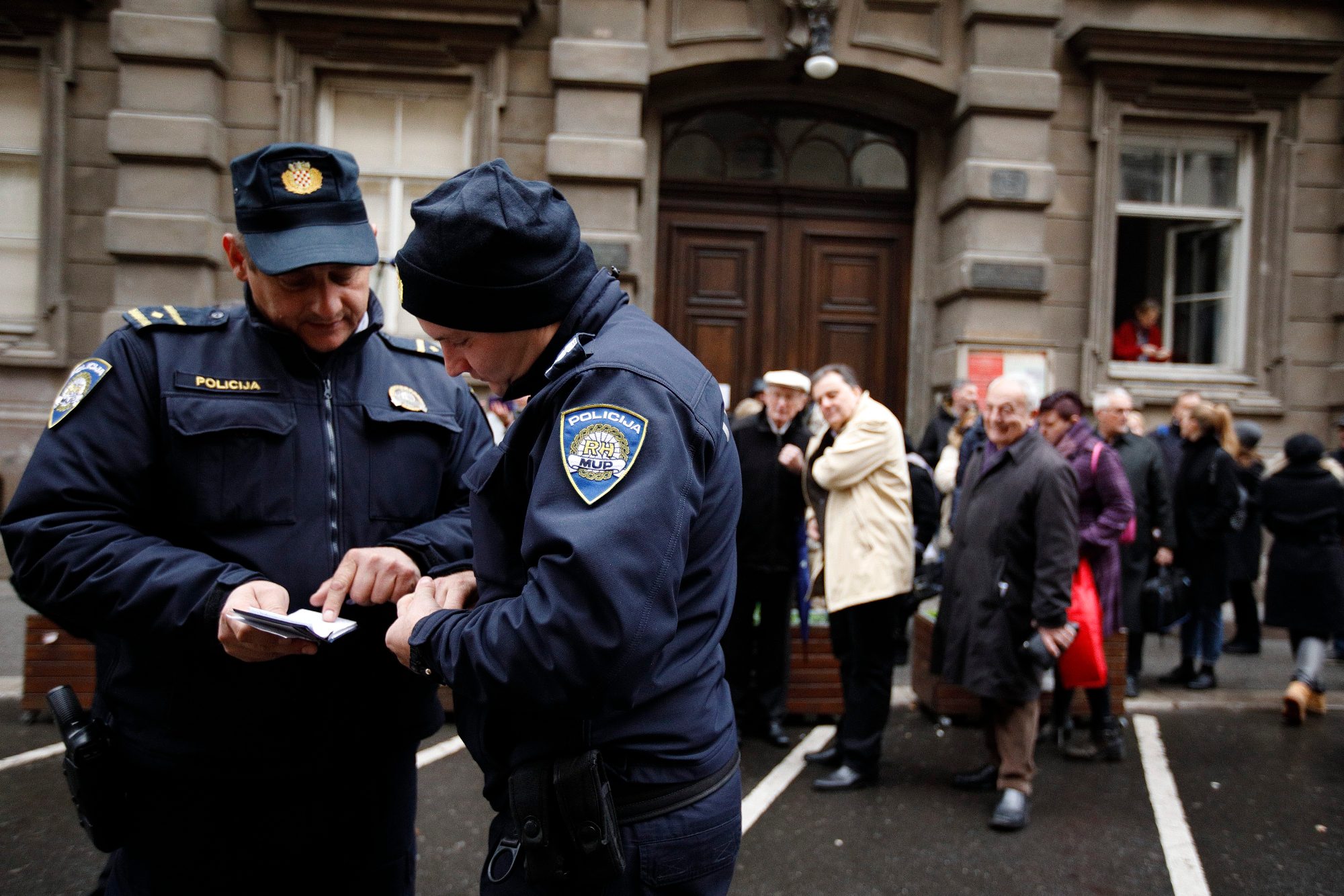 policija ispred zgrade HGZ-a