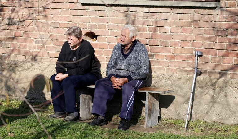 Josip Horvat i susjeda Božica Petrović iz Gotalova, mjesta u općini Gola, svoje umirovljeničke dane krate druženjem na klupi ispred Josipove kuće