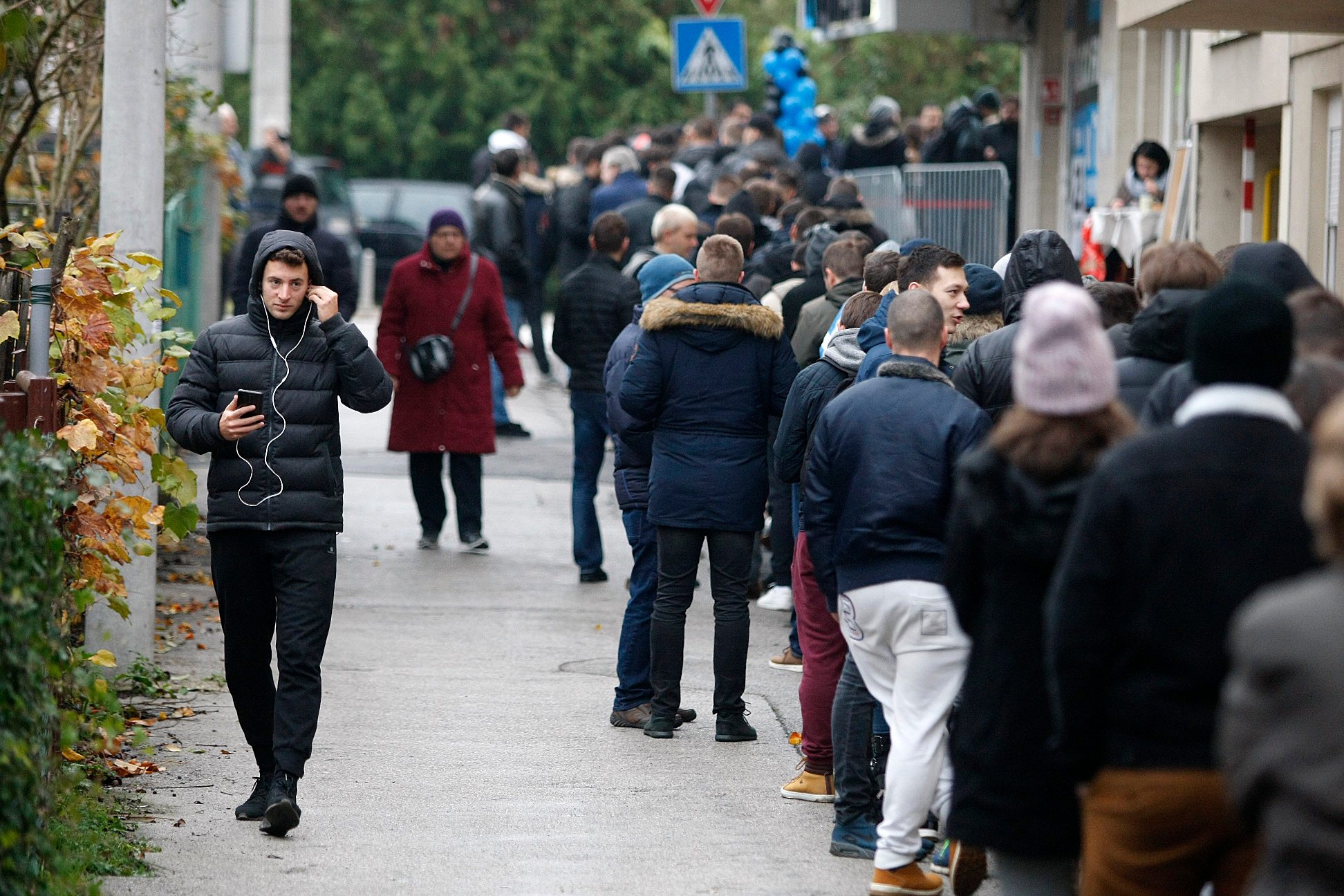 Kupci ispred trgovine Links