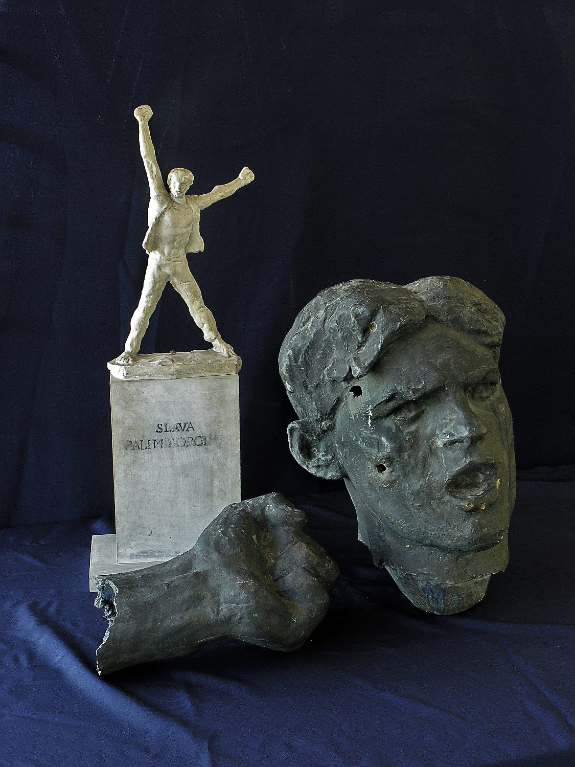 Ostaci miniranog spomenika 'Poziv na ustanak' Vojina Bakića