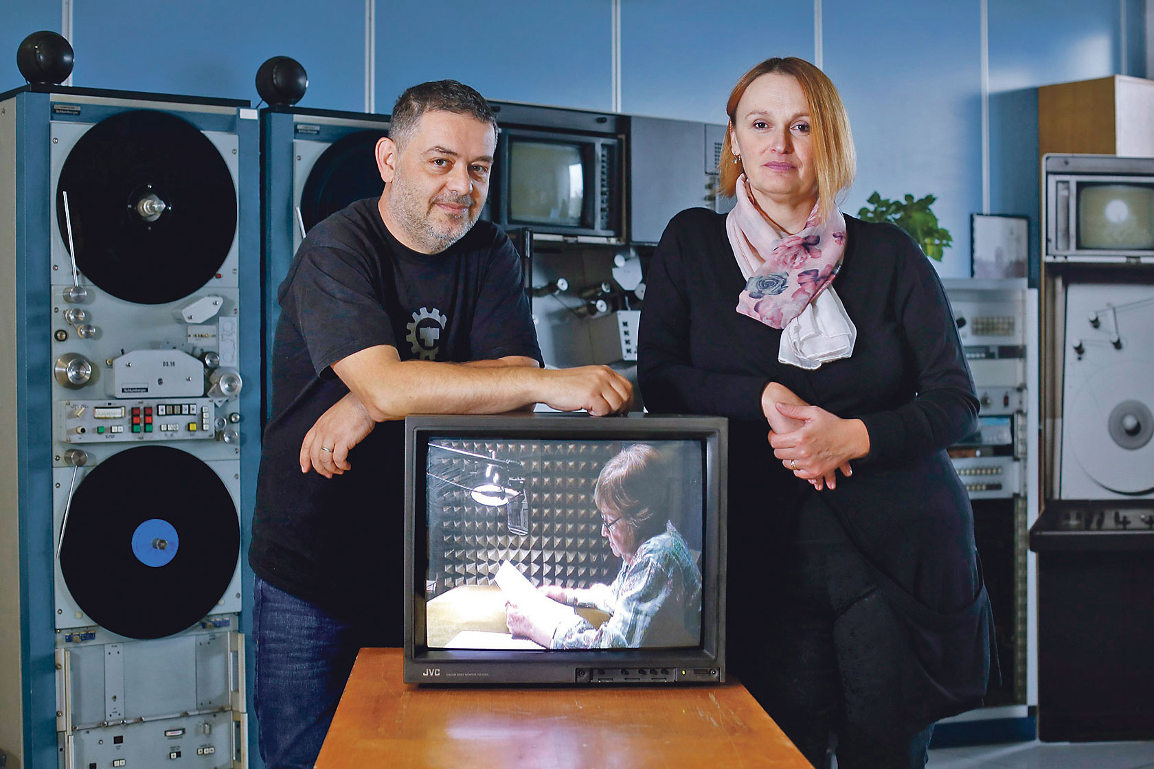 Redatelj Leon Rizmaul i voditeljica projekta digitalizacije Tatjana Prpić