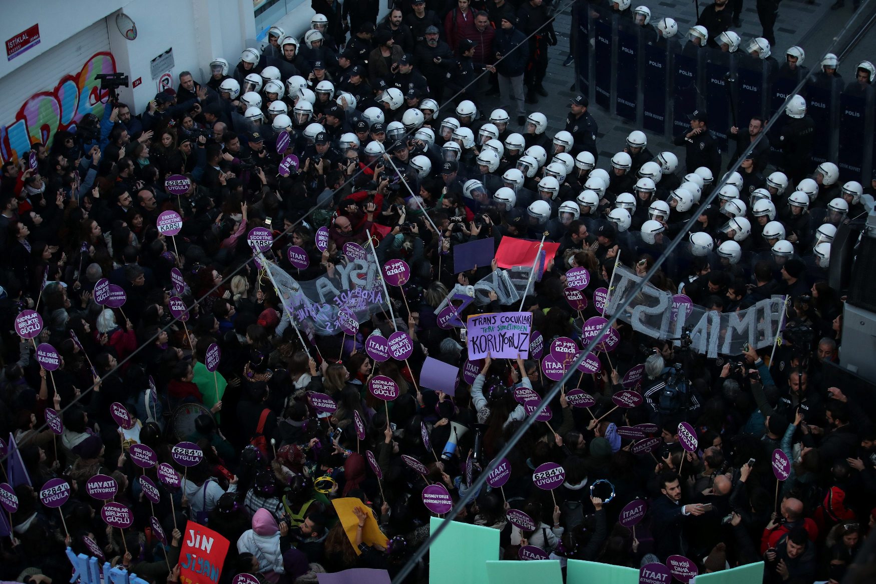 2018-11-25T163232Z_68846980_RC1C1E11C470_RTRMADP_3_TURKEY-PROTEST-WOMEN
