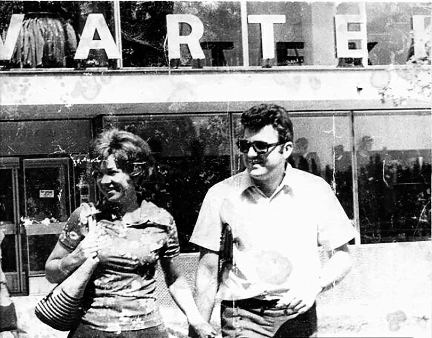 Duki i Damir Ikica ispred Varteksovog dućana u Boru 1978.