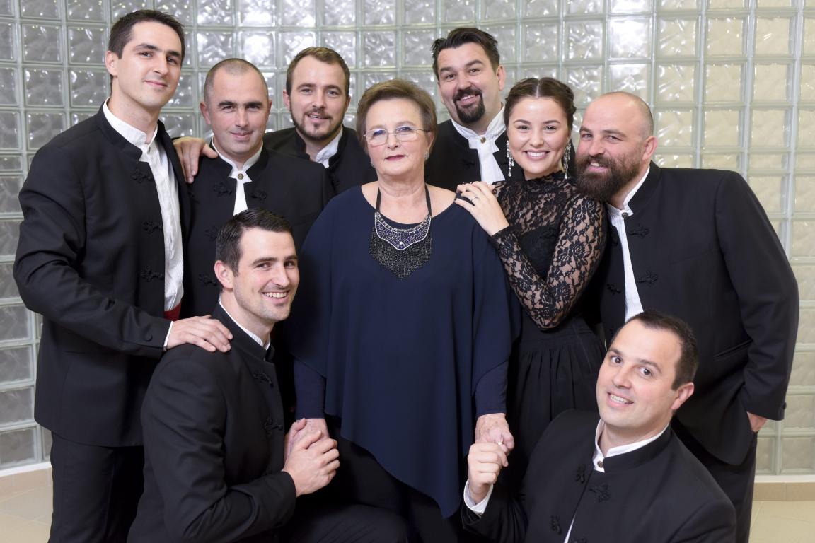 Klapa Barun s majkom Nadicom. 