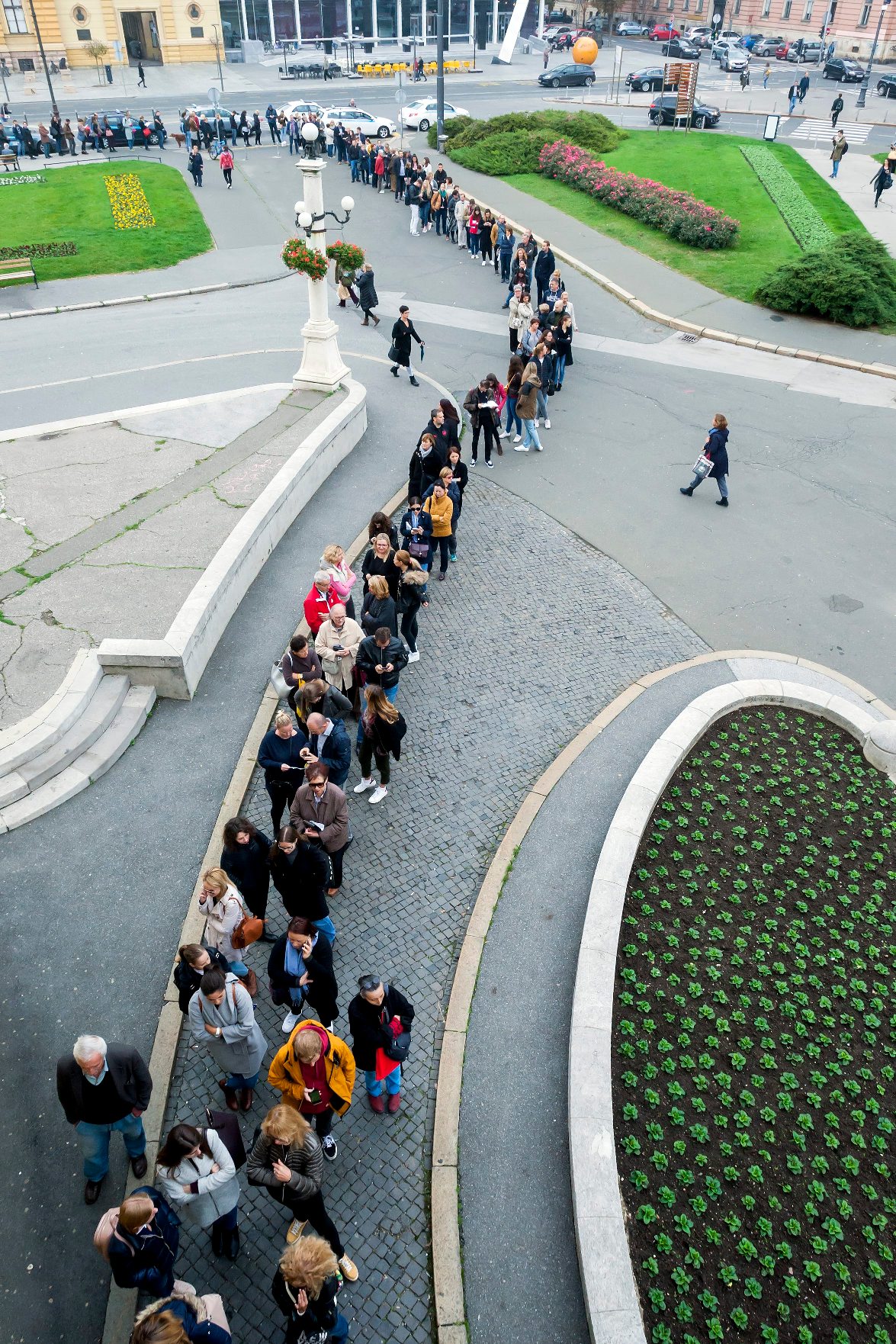 Građani ispred zagrebačkog HNK čekaju u redu za kupnju ulaznice za balet 'Orašar'