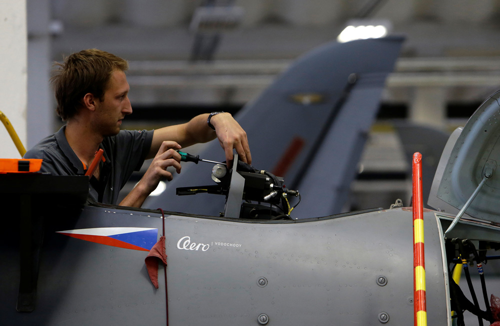 Ilustracija, radnik u tvornici češke tvrtke Aero Vodochody