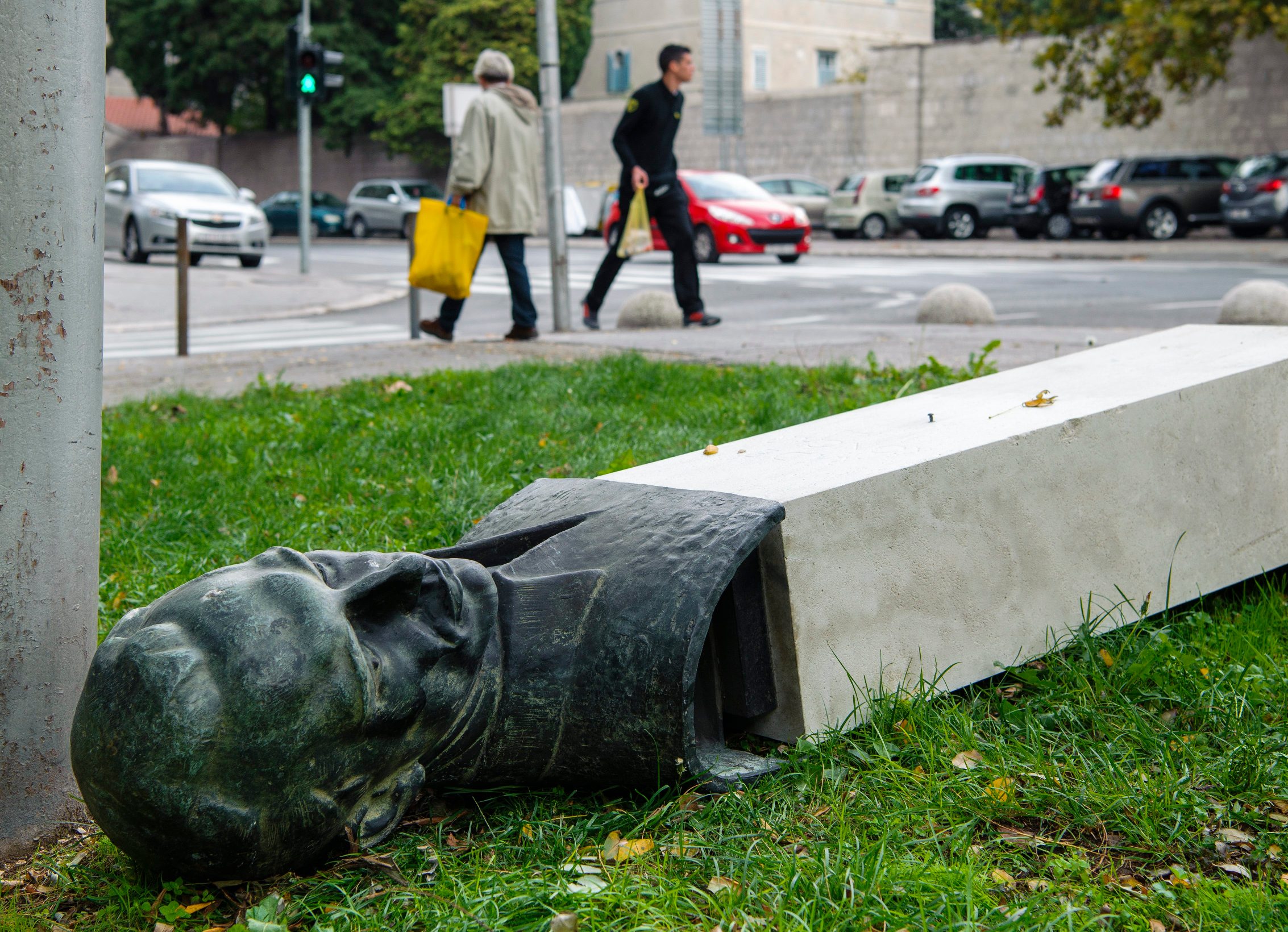 Srušena bista Rade Končara u Splitu