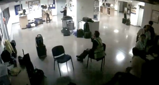 Snimka nadzornih kamera na kojoj se vidi da je osoblje Ryanaira odglumilo spavanje na podu