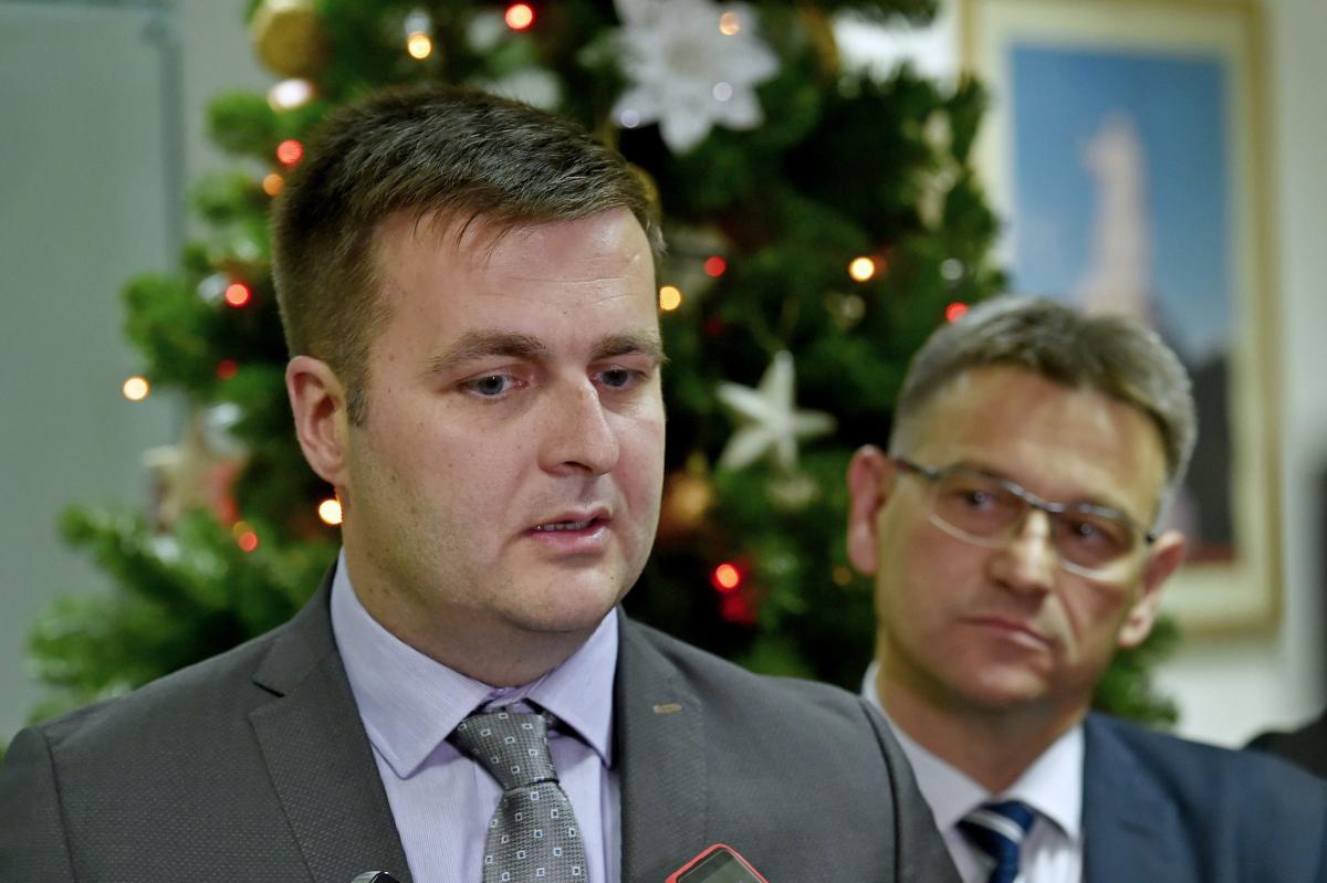 U Gradskoj vijecnici ministar zastite okolisa i energetije Tomislav Coric, gradonacelnik Dalibor Nincevic i zupan Blazenko Boban dali su izjave za medije nakon razgovora o sanaciji Kosice. 