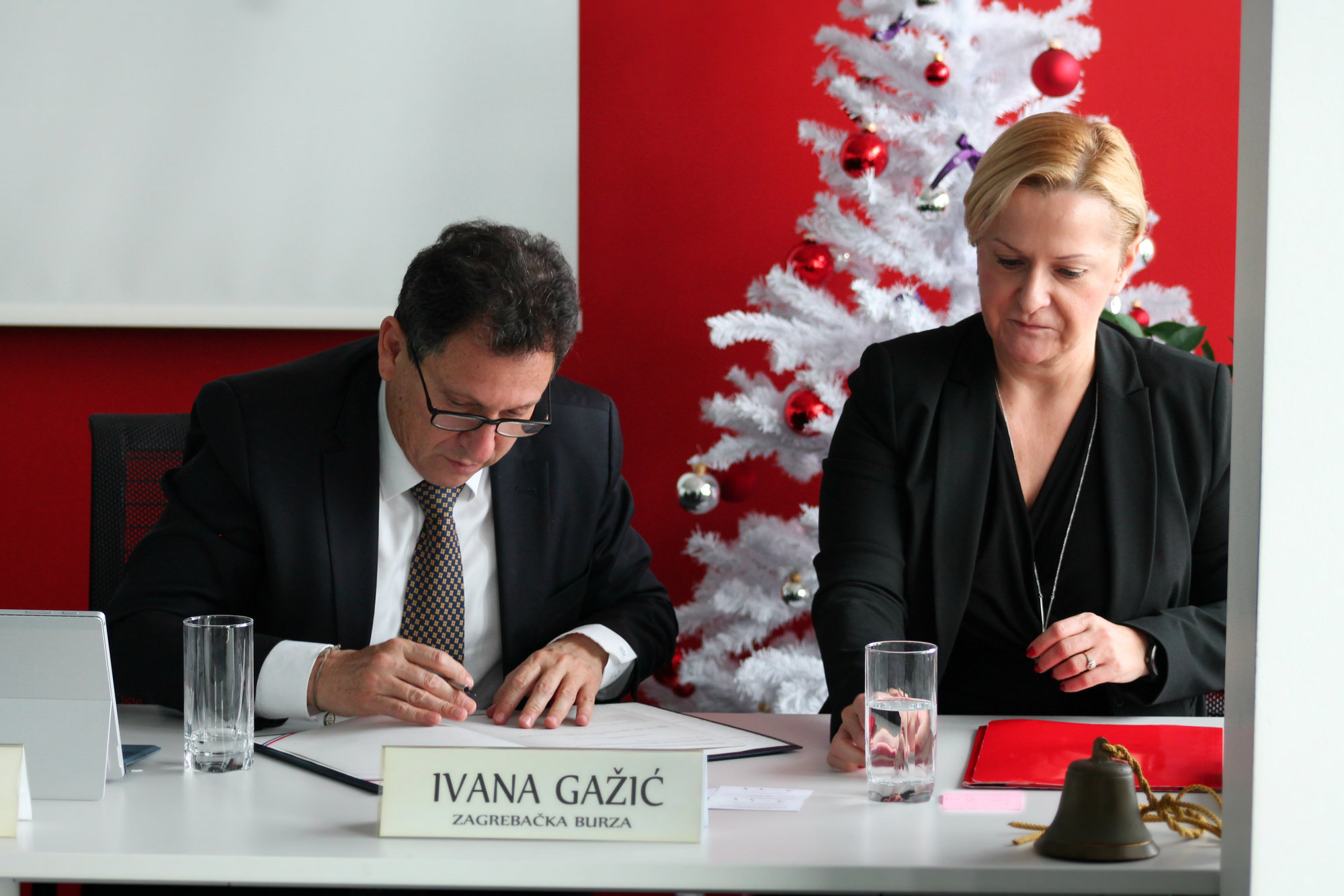 Reuel Slonim, predsjednik Uprave Arena Hospitality Group i Ivana Gažić, predsjednica Uprave Zagrebačke burze potpisuju ugovor